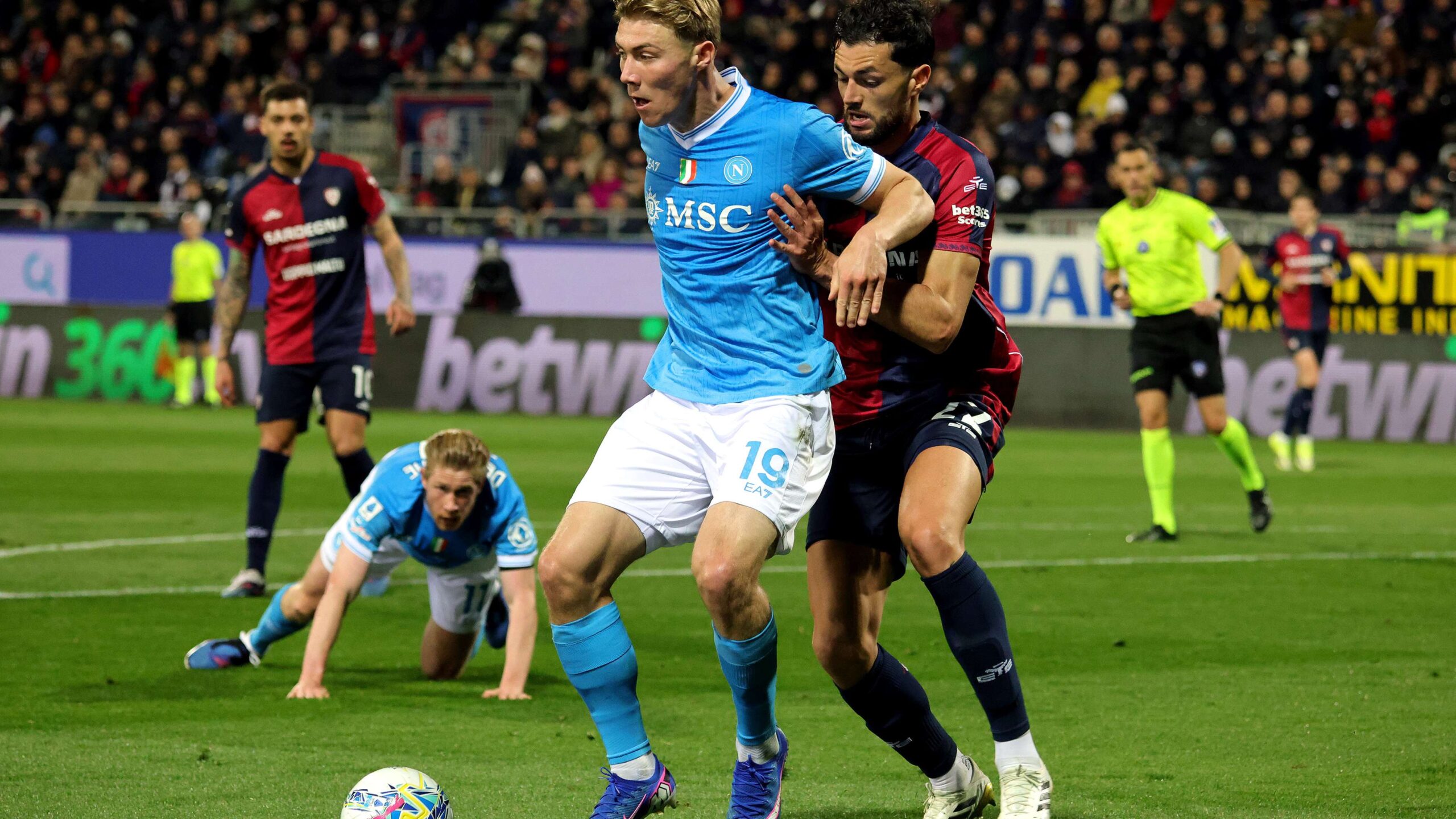 ฮอยลันด์กล่าวถึง เยร์รี มินา: "เขาไม่เล่นฟุตบอล; ผู้ตัดสินปล่อยให้เขาทำทุกอย่าง" ตั้งแต่การบีบหัวนมจนถึงพฤติกรรมในอดีต