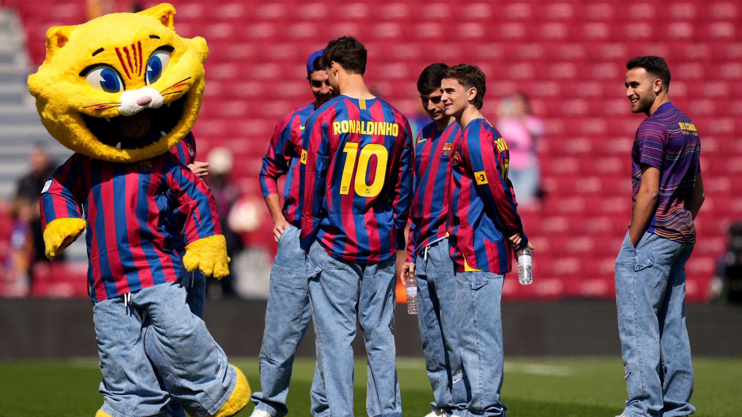 บาร์เซโลนา จัดไว้อาลัยต่อ รอนัลดินโญ่ เนื่องในวันคล้ายวันเกิดครบรอบ 46 ปี