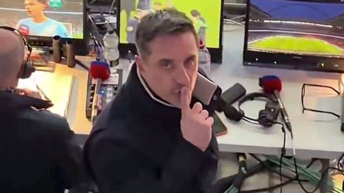 วิดีโอ: แกรี่ เนวิลล์ถูกแฟนบอลเหยียดหยามระหว่างรอบชิงชนะเลิศคาราบาว คัพ ที่เวมบลีย์