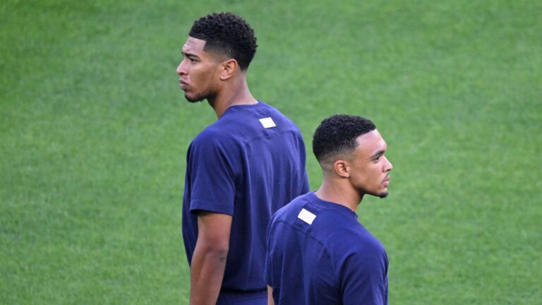 ทูเชลละเว้น เทรนท์ อเล็กซานเดอร์-อาร์โนลด์ จากทีมชาติอังกฤษชุด 35 คน กรณีถูกวิพากษ์โดยรูนีย์