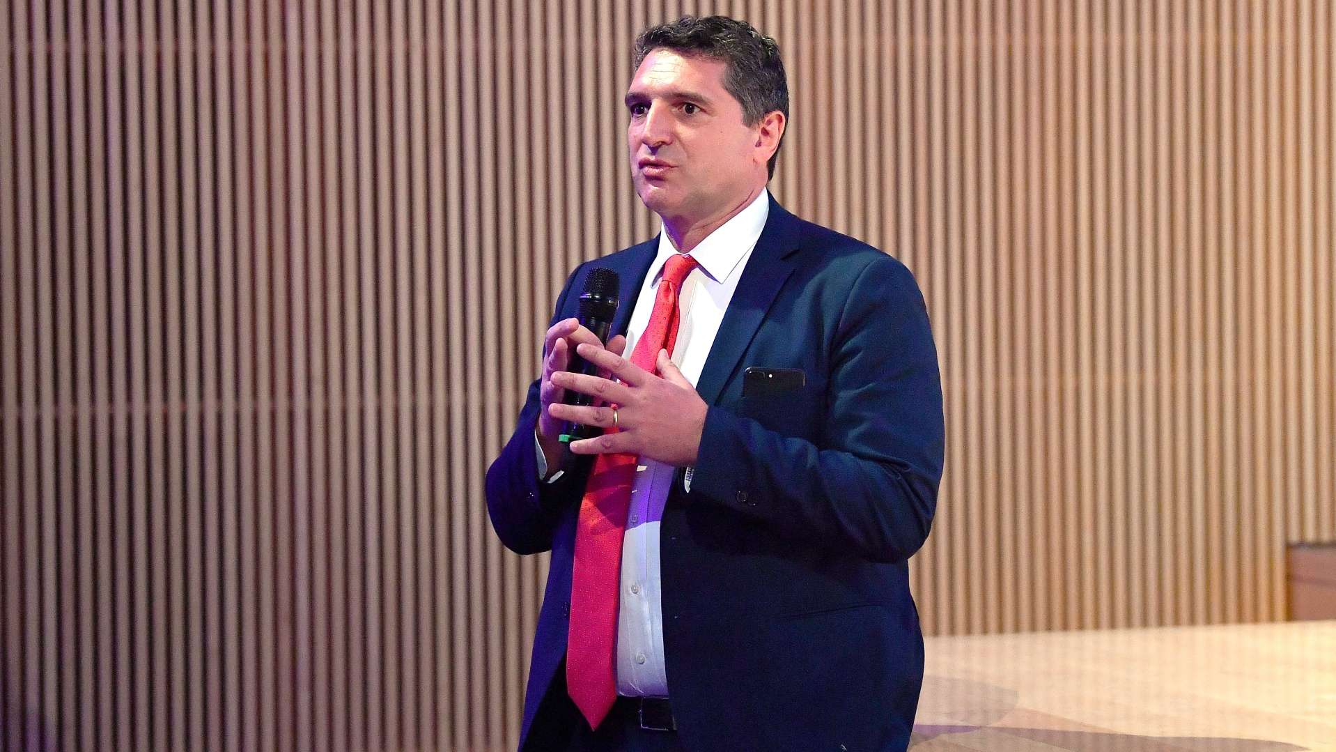 อำนาจมหาศาลของยูฟ่าและฟีฟ่า กดทับลีกจนกลายเป็นรอบคัดเลือกรายการฟุตบอลถ้วย