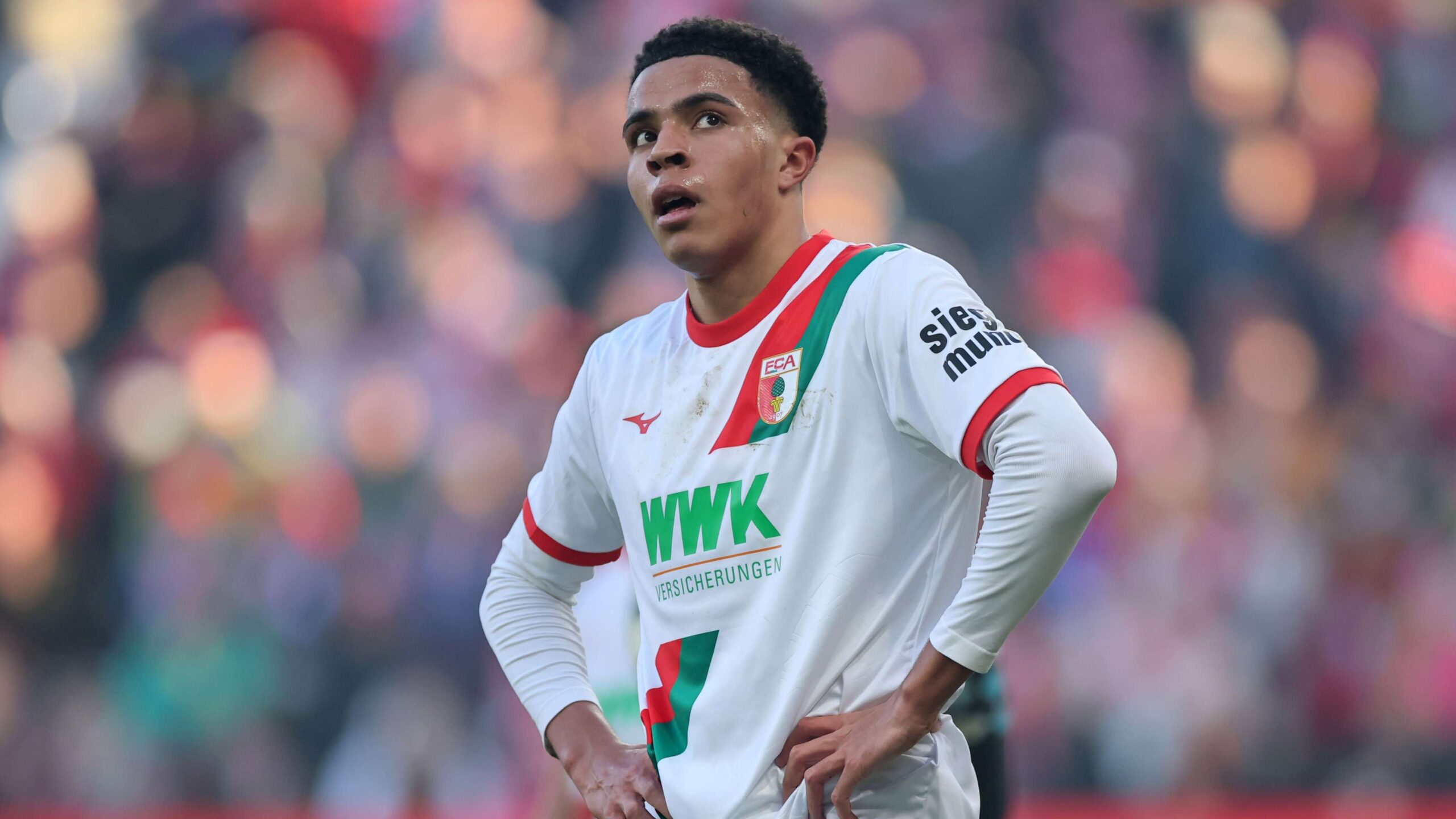 โนอาห์เคย์ แบงส์ เกิดที่โฮโนลูลู มีสิทธิเลือกสหรัฐอเมริกา หรือเยอรมัน ขณะ อดีตกองหน้า บาเยิร์น มิวนิค แลนด์อน ดอนนาวัน ออกมาคัดค้านความคิดห้ามนักเตะบุนเดสลีกาเข้าสู่ทีมชาติสหรัฐ