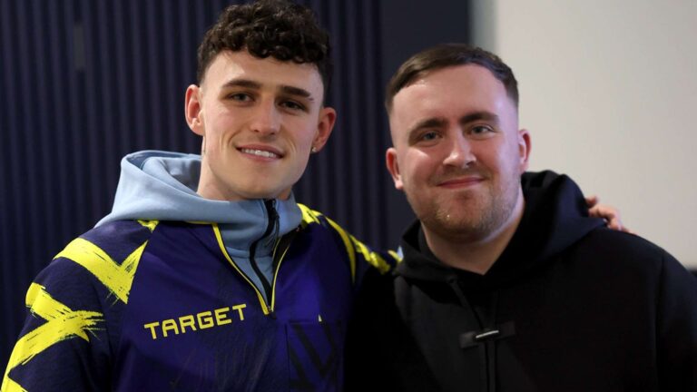 ฟิล โฟเดน ฟันธงดาร์ท 180 ที่เซนต์ จอร์จส์ พาร์ค ขณะลุค ลิตเทลเลอร์เยือนทีมชาติอังกฤษ