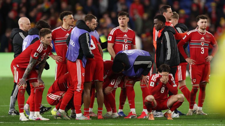 เวลส์และสาธารณรัฐไอร์แลนด์พลาดลุ้นฟุตบอลโลกหลังพลาดจุดโทษในรอบเพลย์ออฟ