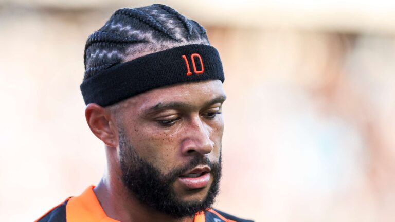 เมมฟิส เดปาย อาจถูกแบนถึงหกเกม หลังศาลกีฬาบราซิลยื่นฟ้องกรณีใช้งโทรศัพท์บนม้านั่งสำรอง