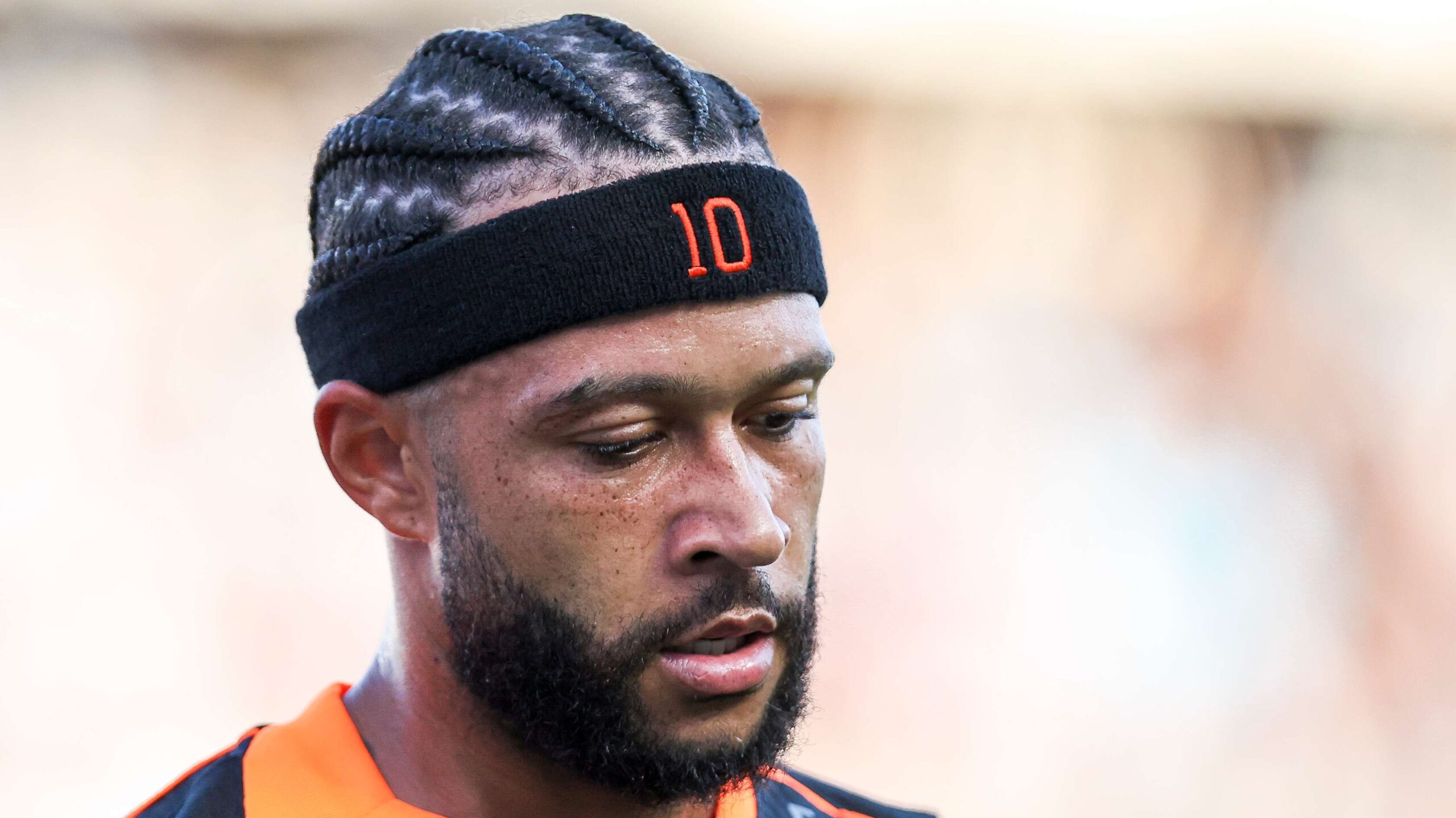 เมมฟิส เดปาย อาจถูกแบนถึงหกเกม หลังศาลกีฬาบราซิลยื่นฟ้องกรณีใช้งโทรศัพท์บนม้านั่งสำรอง