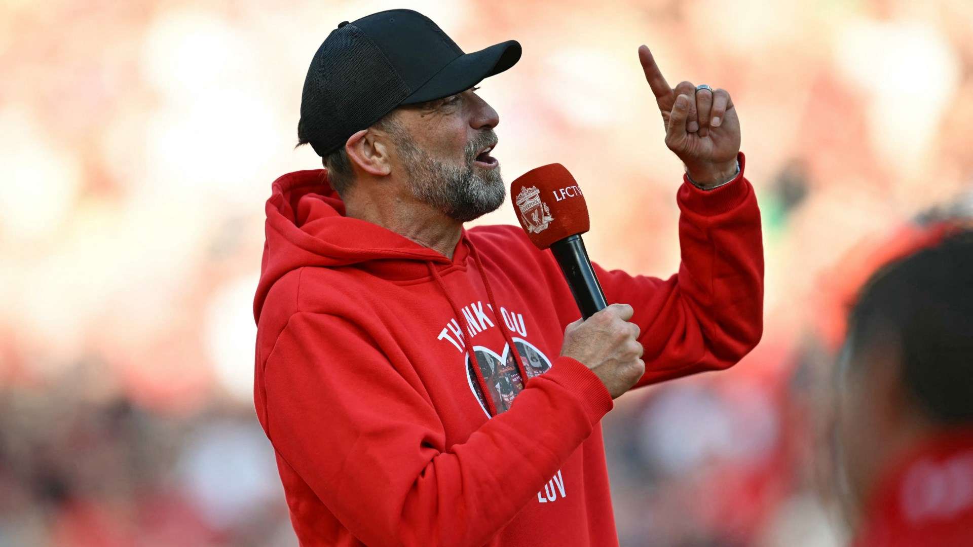 เยอร์เก้น คล็อป์ป์ กลับสู่ม้านั่งอันฟิลด์ พร้อมสวมชุดแจ็คเก็ตและหมวก ก่อนแมตช์การกุศล