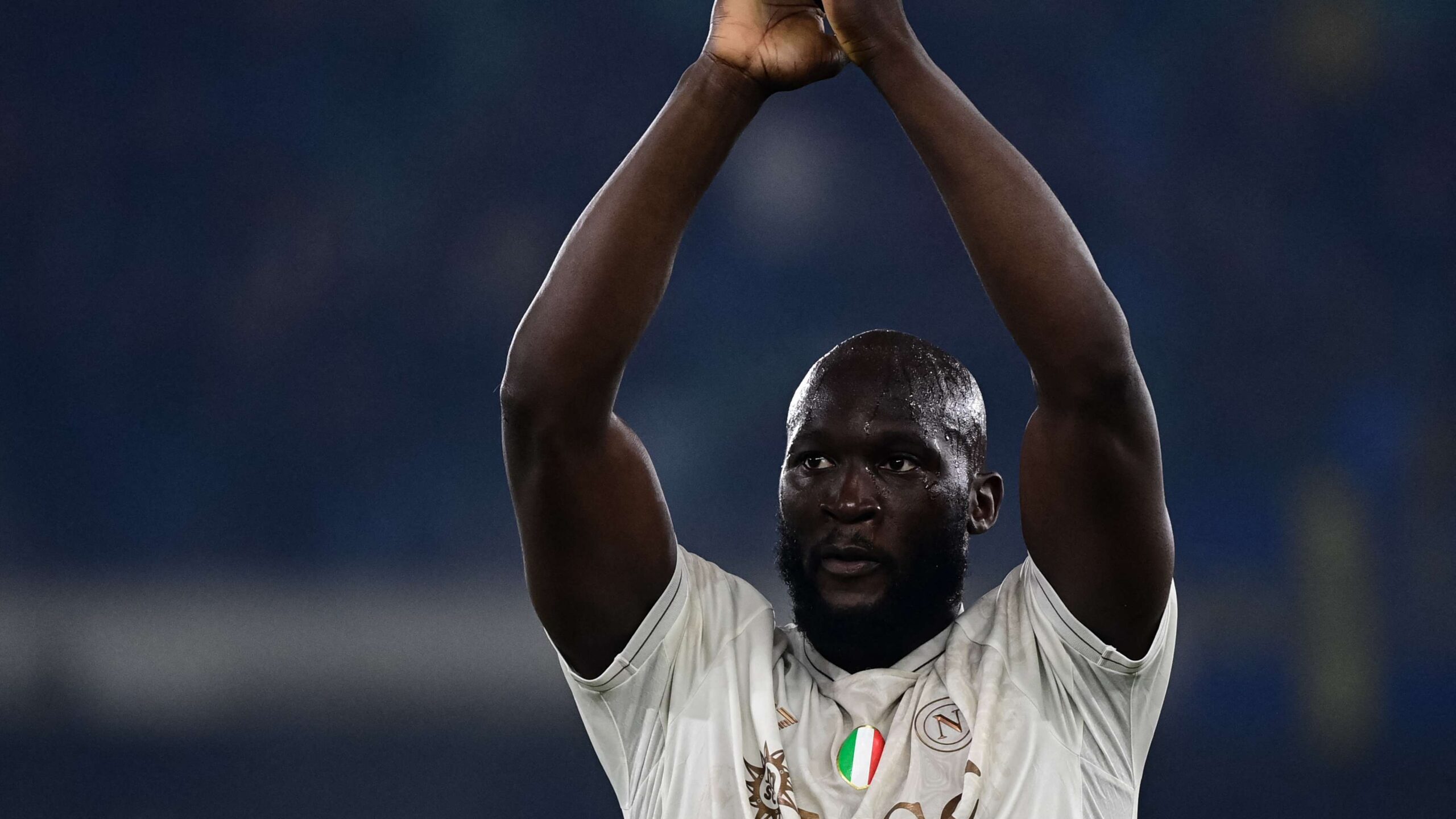 ตัวแทนลูกากูเดินหน้าเจรจาเพื่อระงับความขัดแย้งกับนาโปลี ขณะที่หัวหอกปฏิเสธกลับฝึกซ้อม