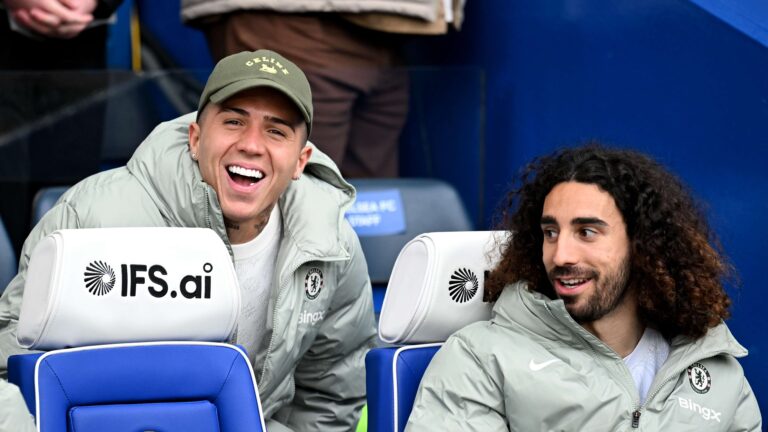 เอ็นโซ เฟร์นานเดซ หัวเราะกับ มาร์ก คูคูเรลลา ในอัฒจันทร์ หลังถูกแบนสองนัดจากกรณีข่าวลือย้ายไป เรอัล มาดริด