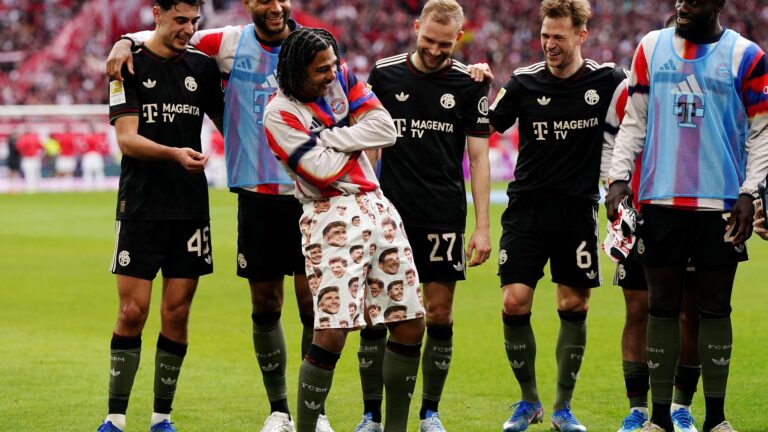 เซร์จ กนาบรี ฉลองชัยบาเยิร์น 3-2 ที่ฟรายบูร์ก ด้วยกางเกงบ๊อกเซอร์ลายใบหน้าของ เลออน กอร์เทซกา