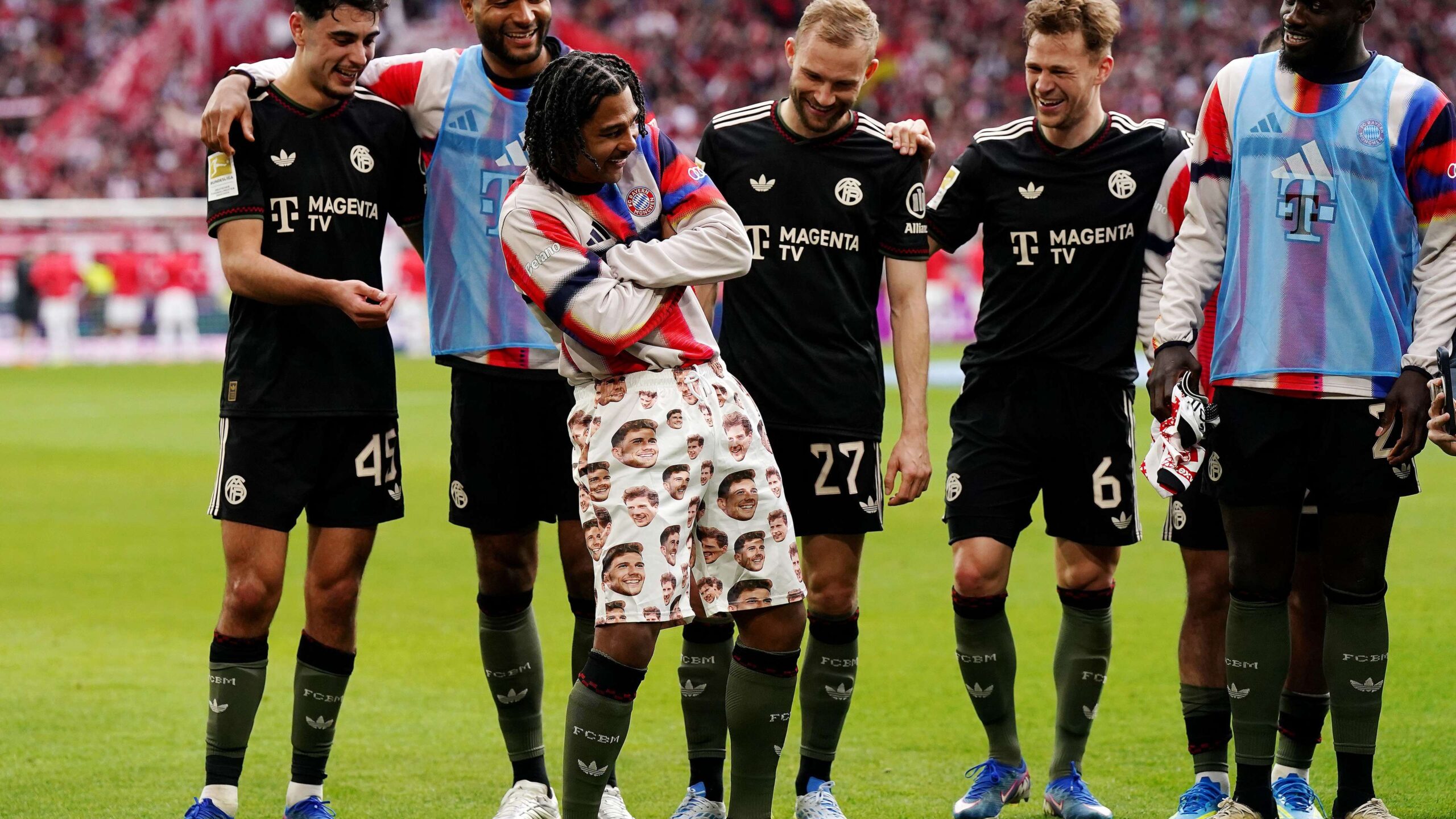 เซร์จ กนาบรี ฉลองชัยบาเยิร์น 3-2 ที่ฟรายบูร์ก ด้วยกางเกงบ๊อกเซอร์ลายใบหน้าของ เลออน กอร์เทซกา