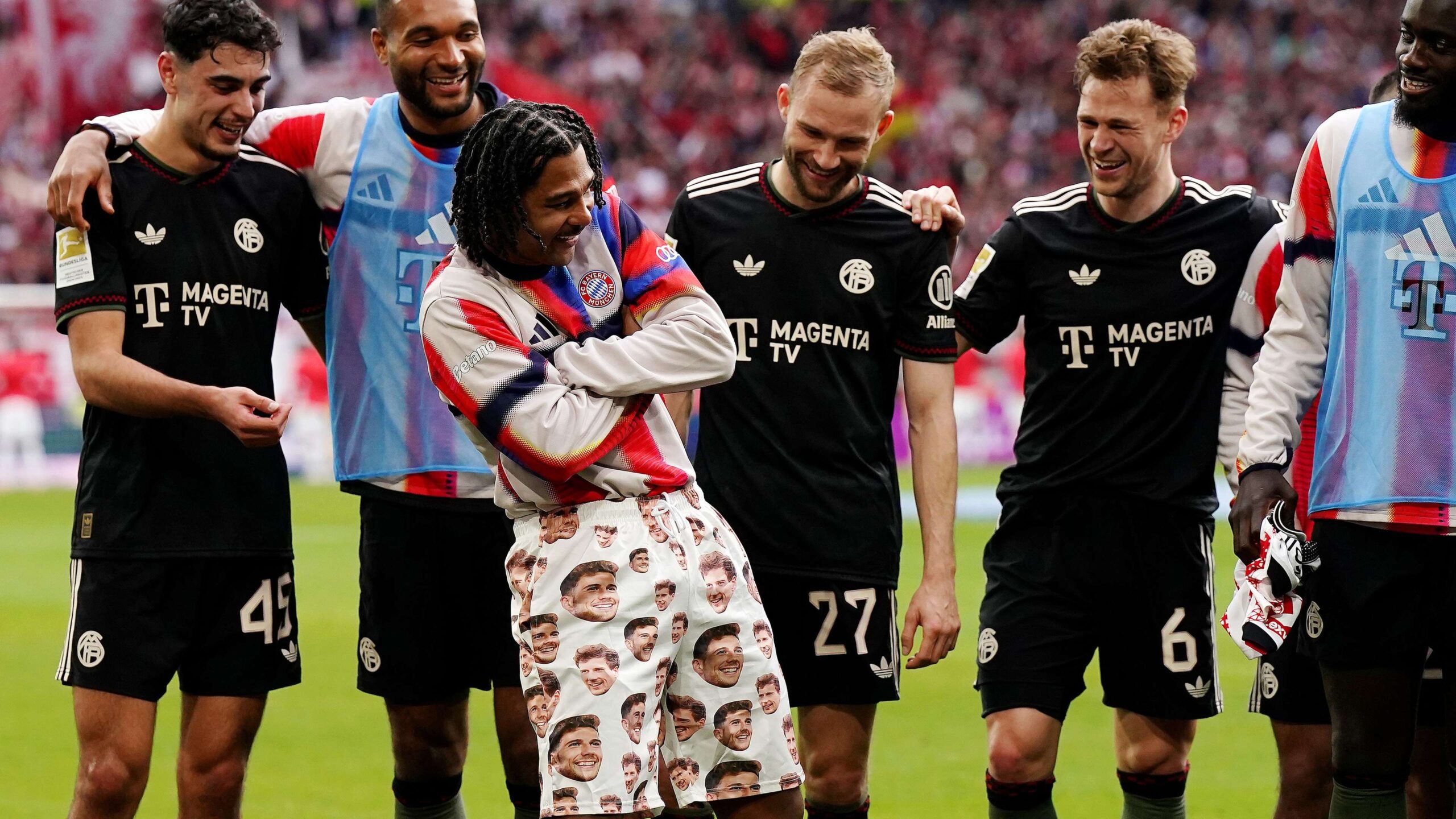 บาเยิร์น มิวนิค งงทั้งทีม กนาบรี สวมกางเกงที่มีใบหน้าของ โกเร็ตซ์กา หลังชัยชนะนาทีสุดท้าย