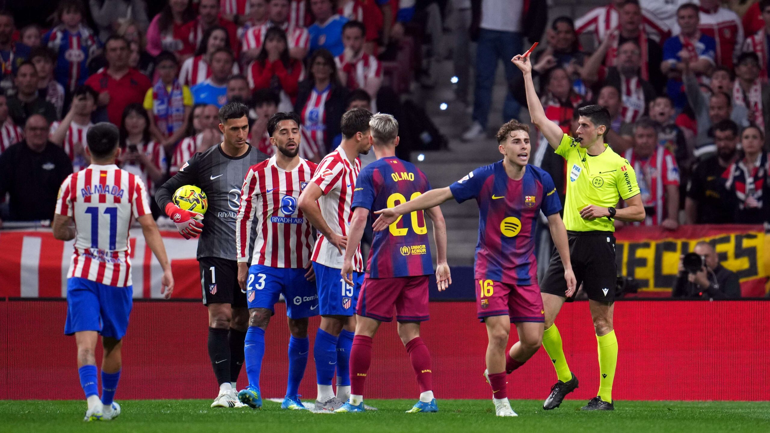 บาร์เซโลนาโชคดี! ดราม่าที่เมโทรโปลิตาโนช่วยยึดจ่าฝูงลาลีกาขยับห่างแอตเลติโก มาดริด 7 คะแนน