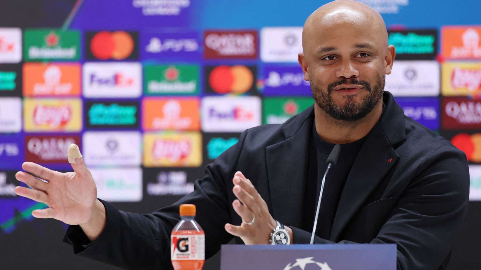 คอมปานีชื่นชมทอม บิชอฟ พร้อมรำลึกความทรงจำของคิมมิค ก่อนบียูไนเต็ดบุกเบร์นาเบว