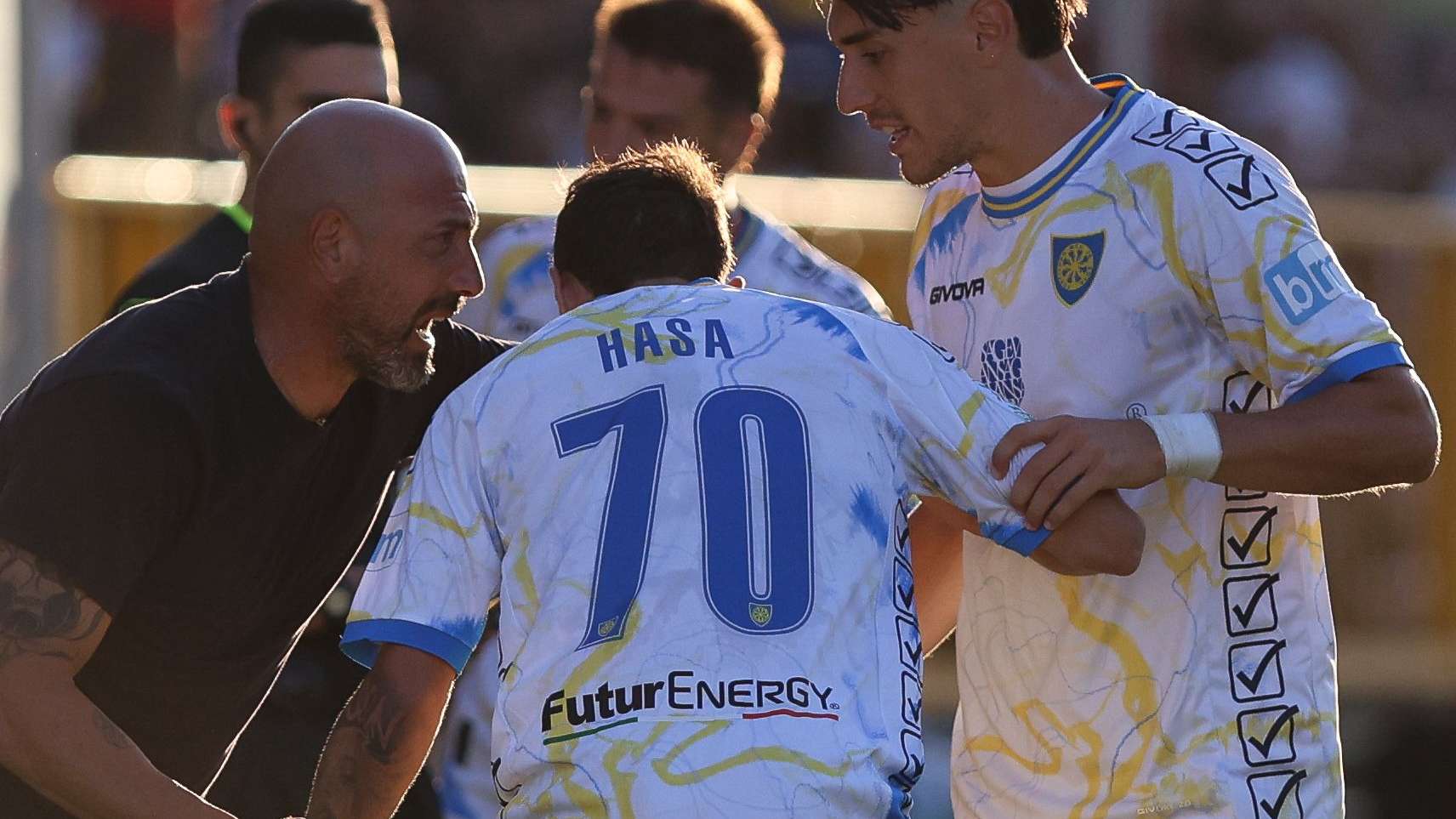 คาร์ราเรเซ่ 3-1 สเปเซีย: ใบแดงรวมสี่คนทำให้จบเกมด้วยผู้เล่น 8 คน | มังกานิเอลโล่ ได้รับแมนออฟเดอะแมตช์