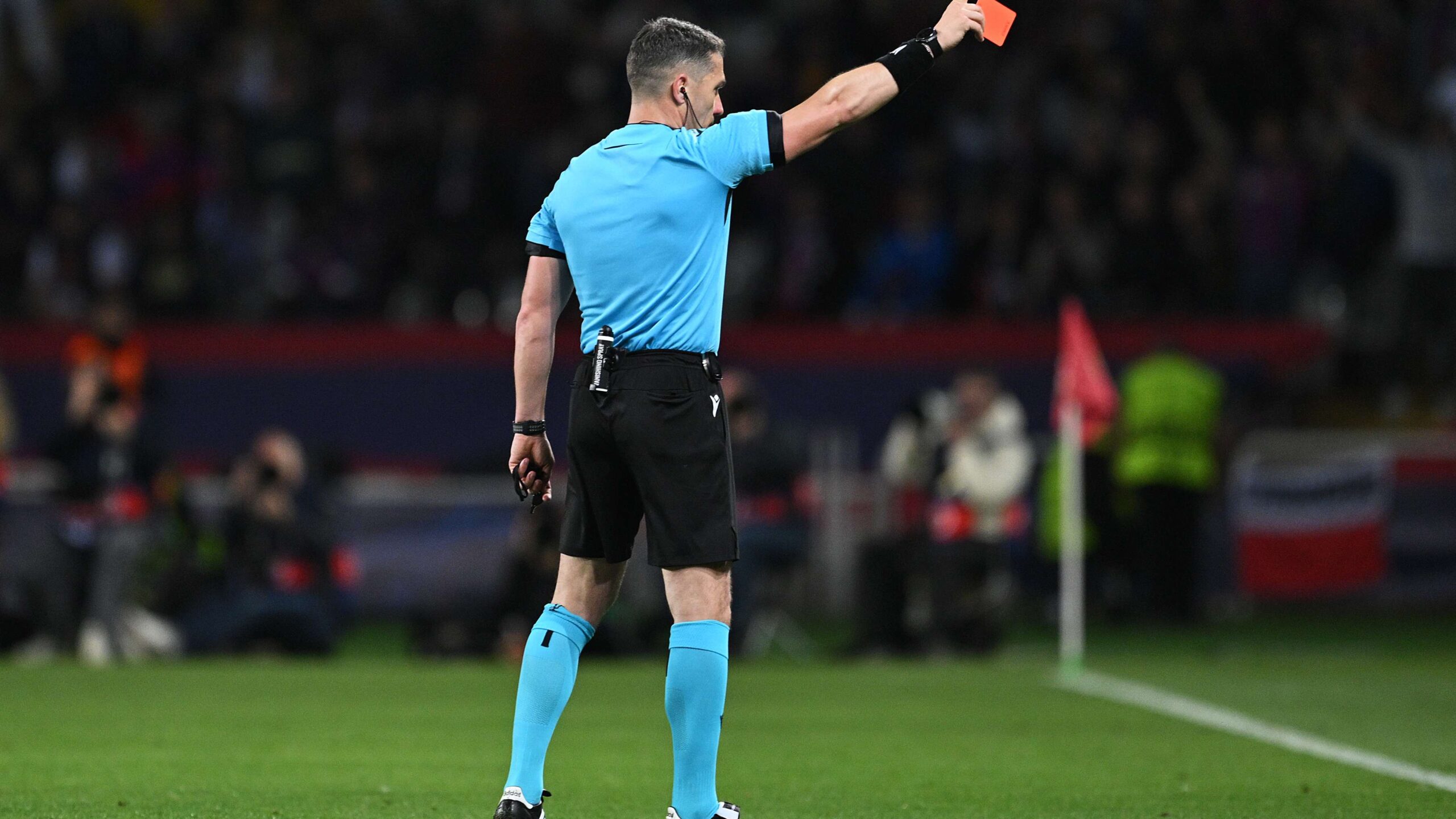 วิดีโอเผยเหตุการณ์ปารีส แซงต์ แชร์กแมง อัด บาร์เซโลนา และเหตุการณ์ของชาบี ทำให้เสียงนกหวีดระหว่าง บาร์เซโลนา พบ แอตเลติโก มาดริด จุดชนวนความตึงเครียด ก่อนรอบก่อนรองชนะเลิศ ยูฟ่าแชมเปียนส์ลีก