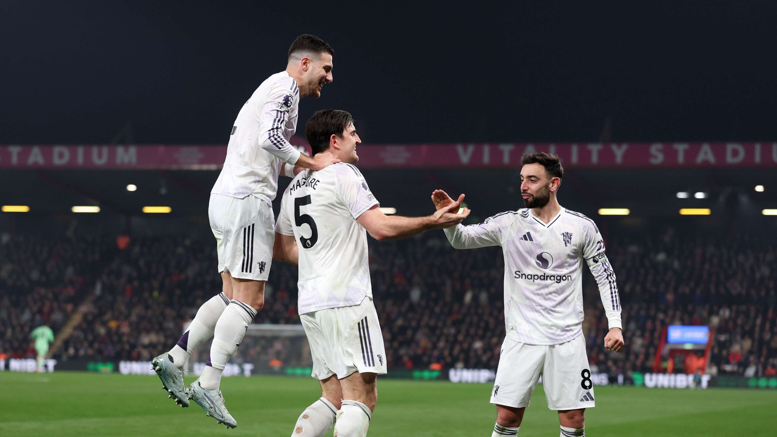 แมนเชสเตอร์ ยูไนเต็ด ต่อสัญญาฮาร์รี แม็กไกวร์ พร้อมเริ่มบทใหม่