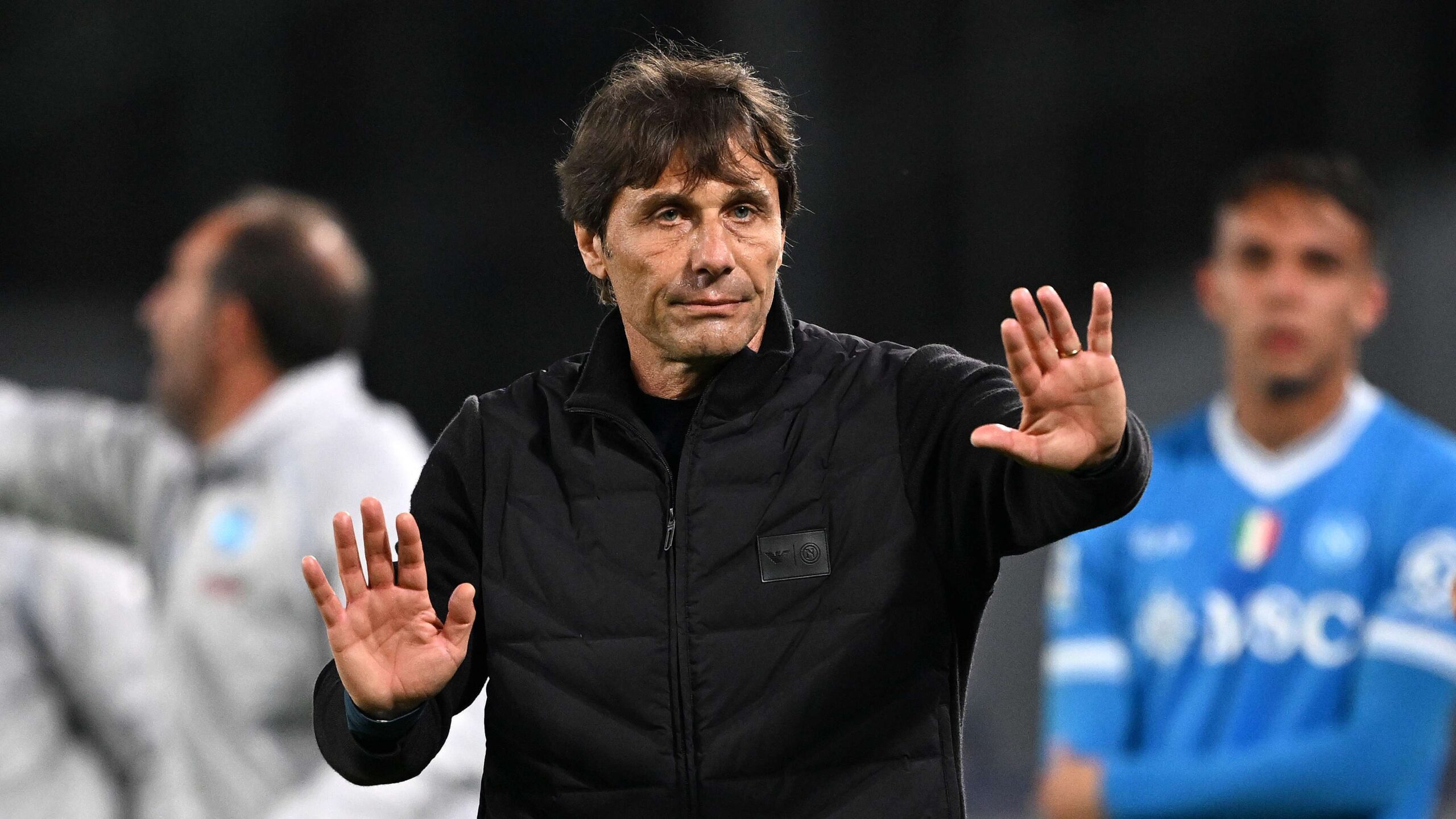 คอนเต้ถูกเชื่อมโยงกับการกลับมาคุมทีมชาติอิตาลี ขณะที่ประธานนาโปลีระบุว่าเขาเป็นคนฉลาดเกินไปสำหรับทีมที่ไร้ระเบียบ