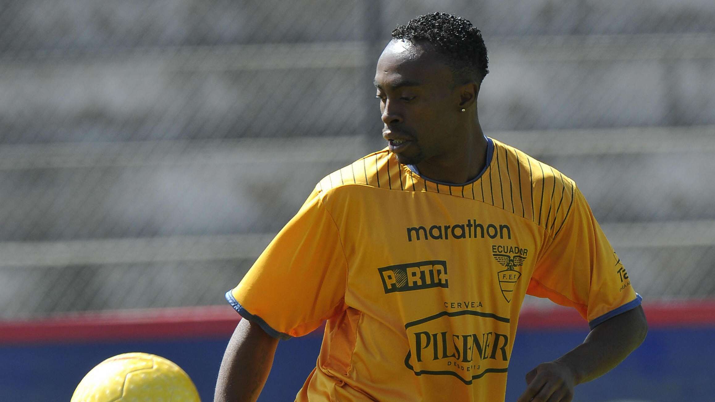 อดีตกองปีกทีมชาติเอกวาดอร์ที่ถูกขนานนามว่า เอล ดิอาบลิโต ถูกตำรวจควบคุมตัวฐานร่วมปล้นทรัพย์ติดอาวุธ