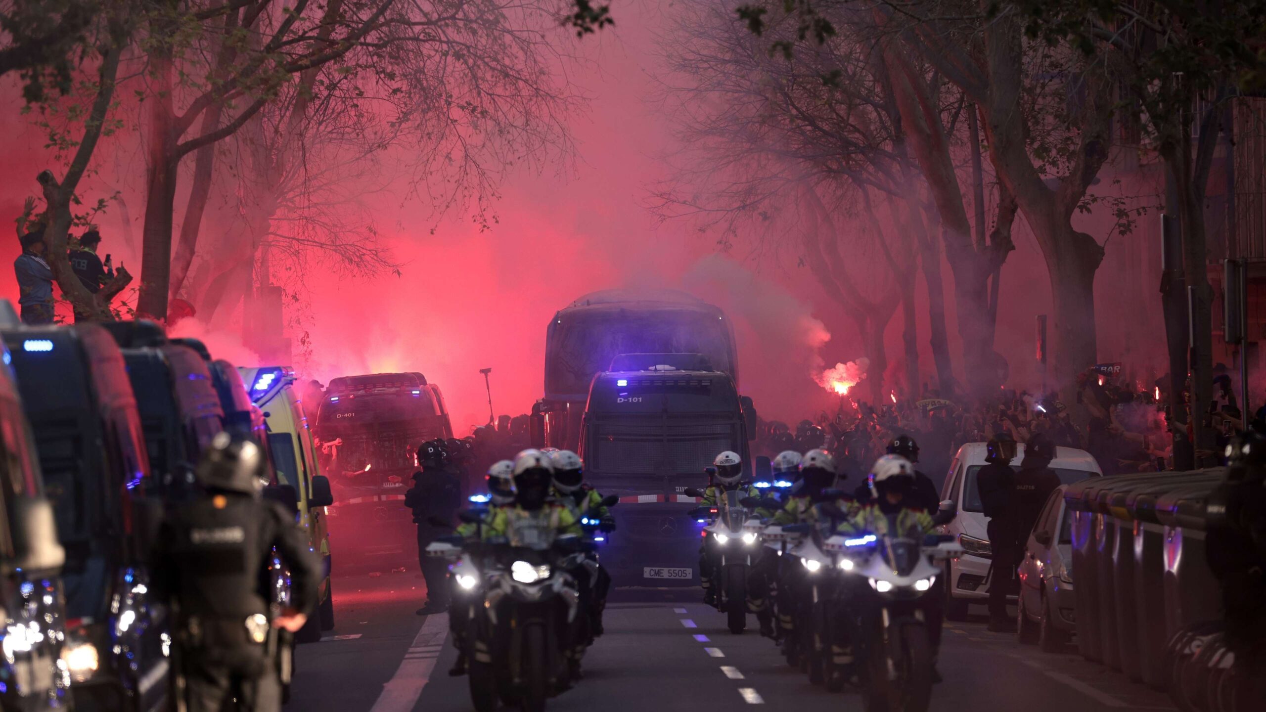 รถบัสทีมแอตเลติโก มาดริดถูกแฟนบอลบาร์เซโลน่าทุบกระจกระหว่างทางไปสปอติฟาย คัมป์ นู ก่อนศึกยูฟ่า แชมเปียนส์ ลีก รอบควอเตอร์