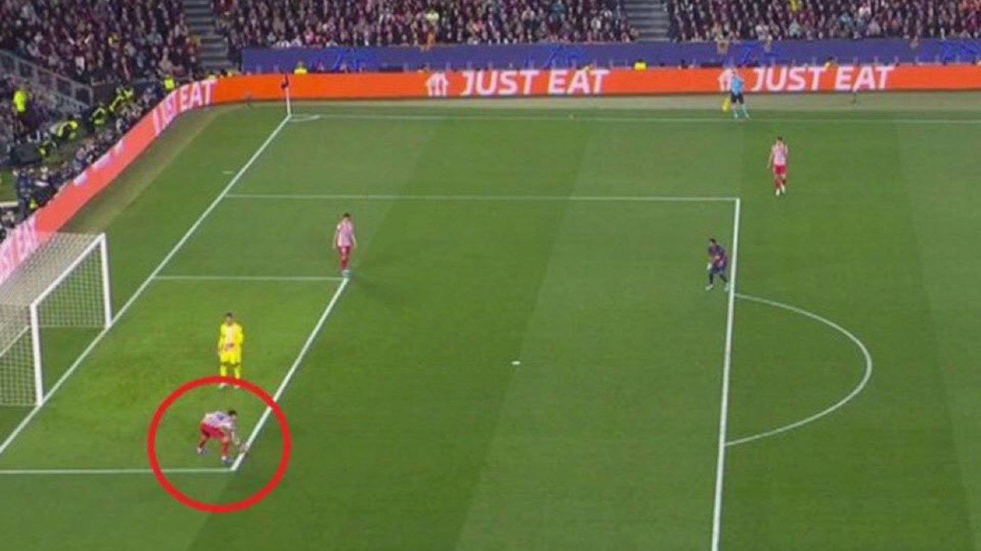 บาร์เซโลนาเสียจุดโทษที่ไม่ได้รับ ฟลิค โมโหเดือดหลัง VAR ไม่ intervene พร้อมจังหวะสำคัญในเลกแรกยูฟ่าแชมเปียนส์ลีกกับแอตเลติโก มาดริด