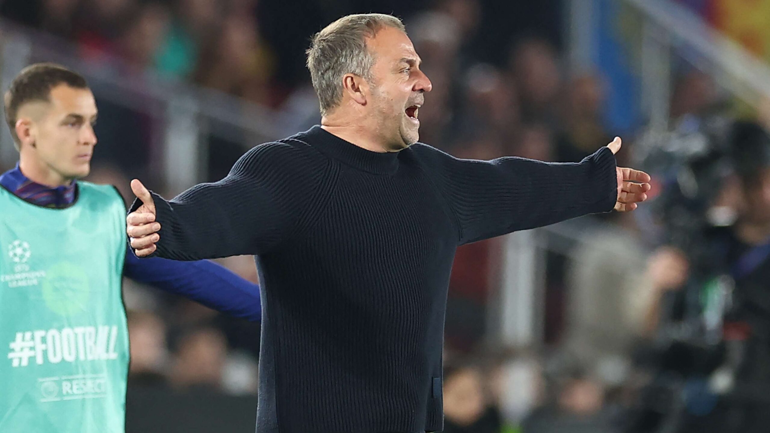 น่าเหลือเชื่อ! ฟลิคโวย VAR ไม่เข้ามาคลี่คลายเหตุการณ์มือบอลหลังบาร์เซโลน่าแพ้แอตเลติโก มาดริด 0-2 ในยูฟ่าแชมเปียนส์ลีก