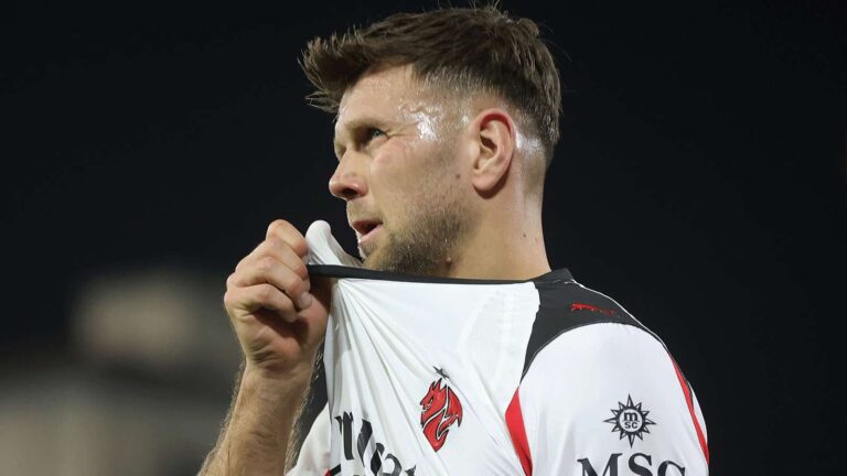 นิคลาส ฟุลล์ครุก ถูกมิลานมองว่าเป็นกรณีสูญเปล่า ขณะมีข่าวลือเชื่อมโยงกับ เซร์ฮู กูร์ราซซี่