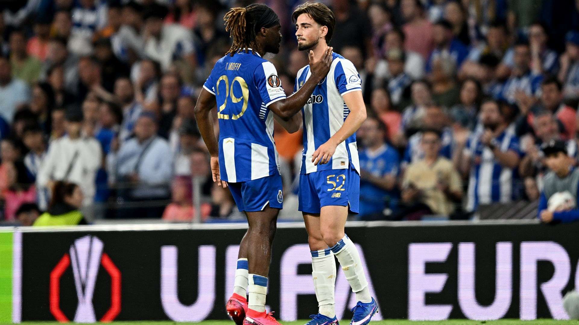 จังหวะบ้าคลั่งที่ Dragao มาร์ติม เฟร์นันเดส ทำเข้าประตูตัวเองจากระยะ 40 หลา ช่วยนอตทิงแฮม ฟอเรสต์ เสมอสำคัญในเลกแรกยูโรปาลีก