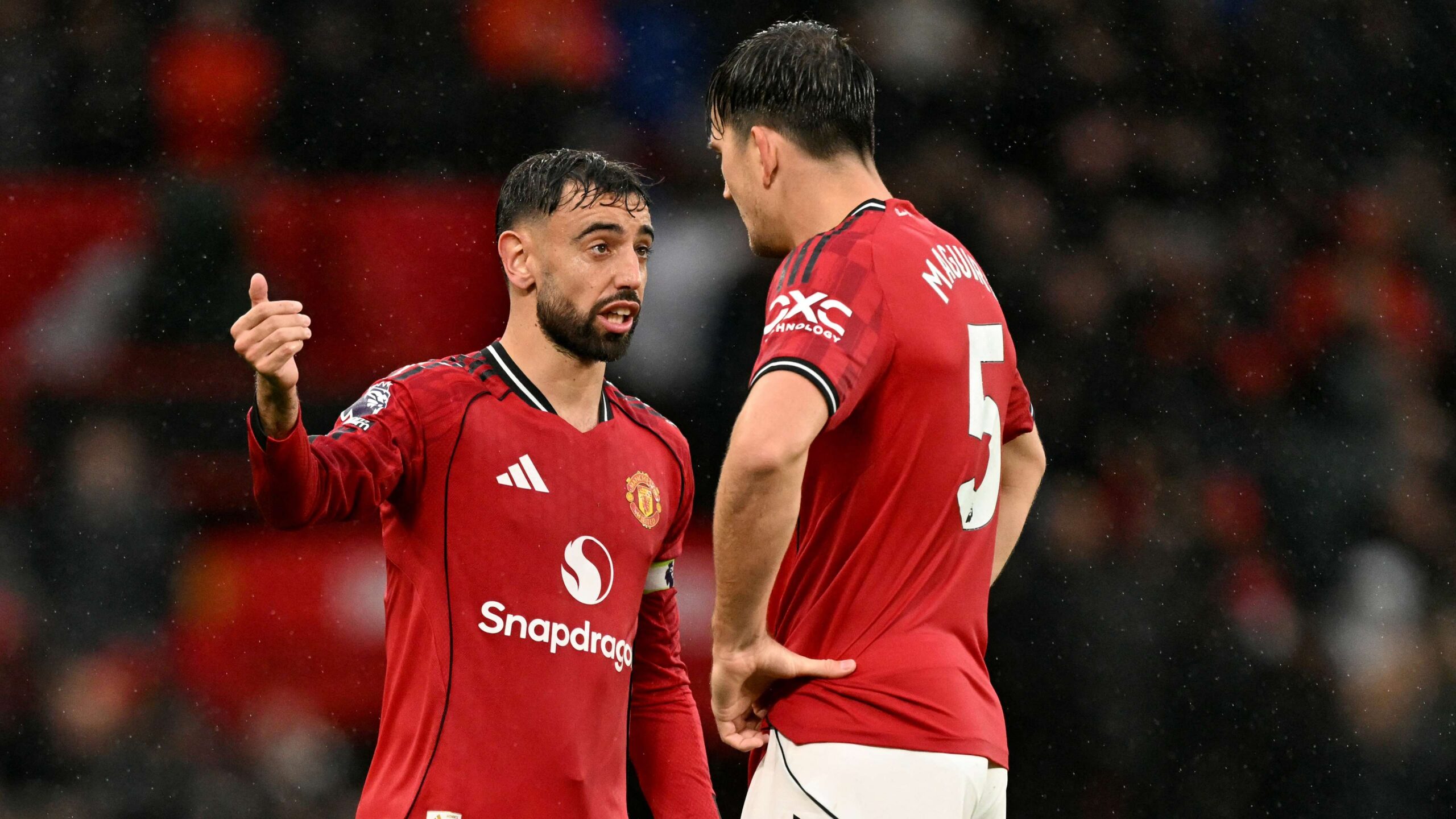 บรูโน เฟอร์นานเดสชี้ความสำคัญของสัญญาแฮร์รี แม็กไกวร์ ขณะที่แฟนบอลยังเรียกร้องการเสริมทัพของแมนเชสเตอร์ ยูไนเต็ด