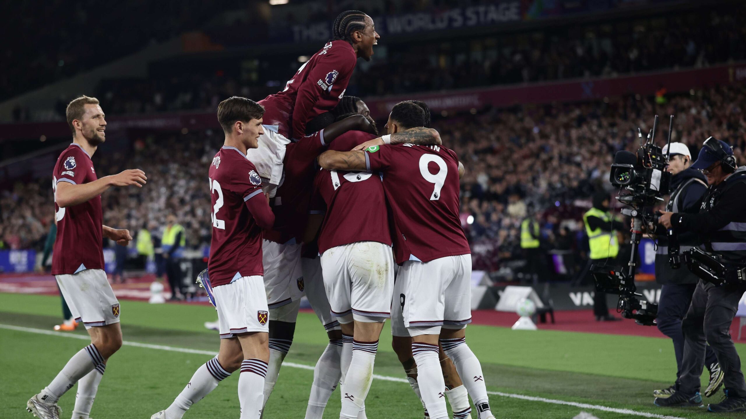 ท็อตแน่ม ฮอตสเปอร์ ร่วงลงสู่โซนตกชั้นพรีเมียร์ลีก หลังเวสต์แฮมบุกถล่มวูล์ฟแฮมป์ตัน 4-0