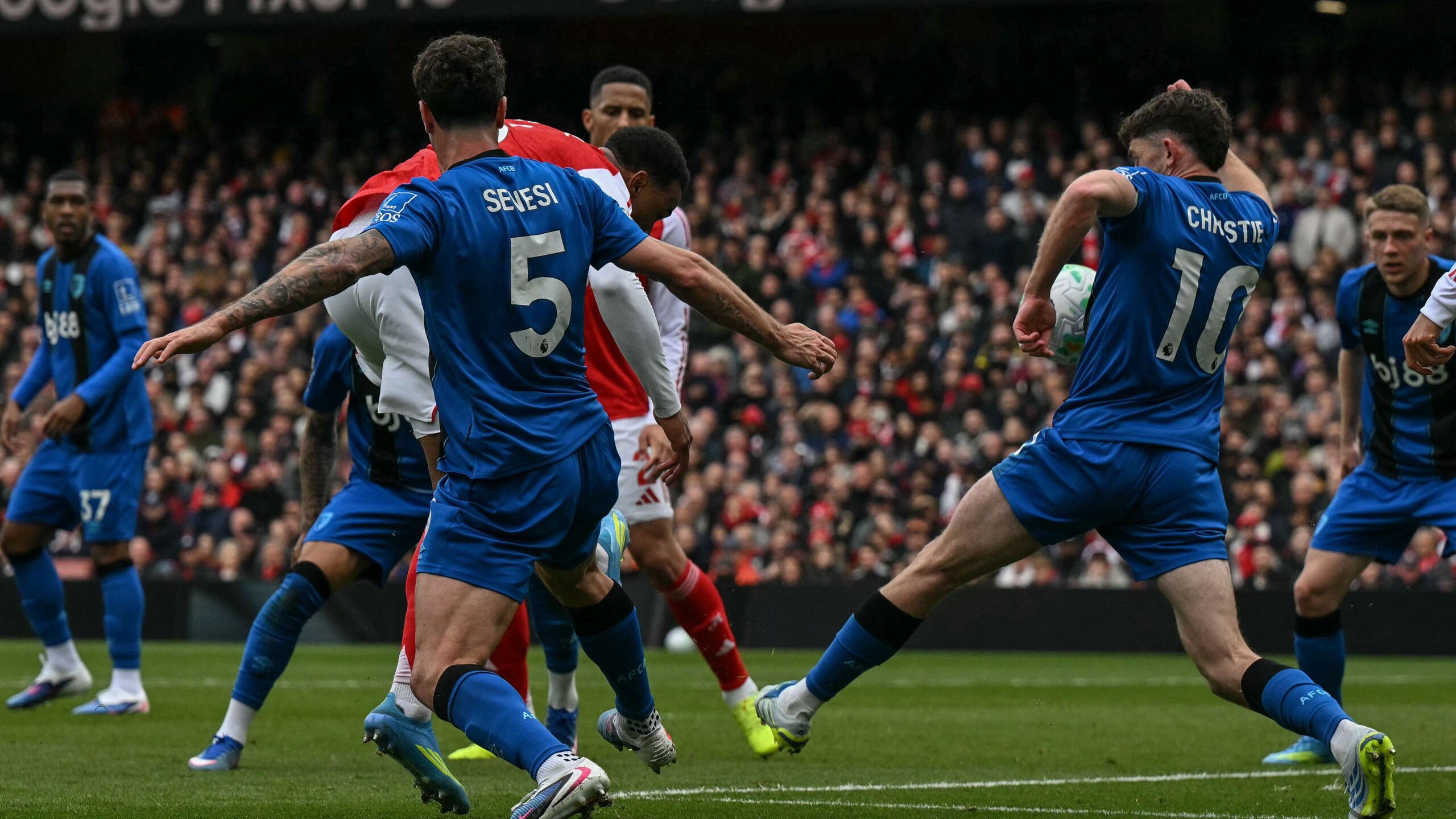 อธิบายเหตุผลที่ไมเคิล โอลิเวอร์ให้จุดโทษกับอาร์เซนอลในเกมพบบอร์นมัธ หลังมือบอลของไรอัน คริสตี