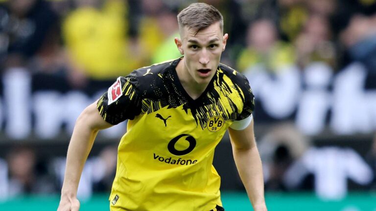 แฟนบอลดอร์ทมุนด์โห่ใส่นิโก ชล็อตเทอร์เบ็ค หลังต่อสัญญายาวที่มีเงื่อนไขปล่อยตัวฟุตบอลโลก