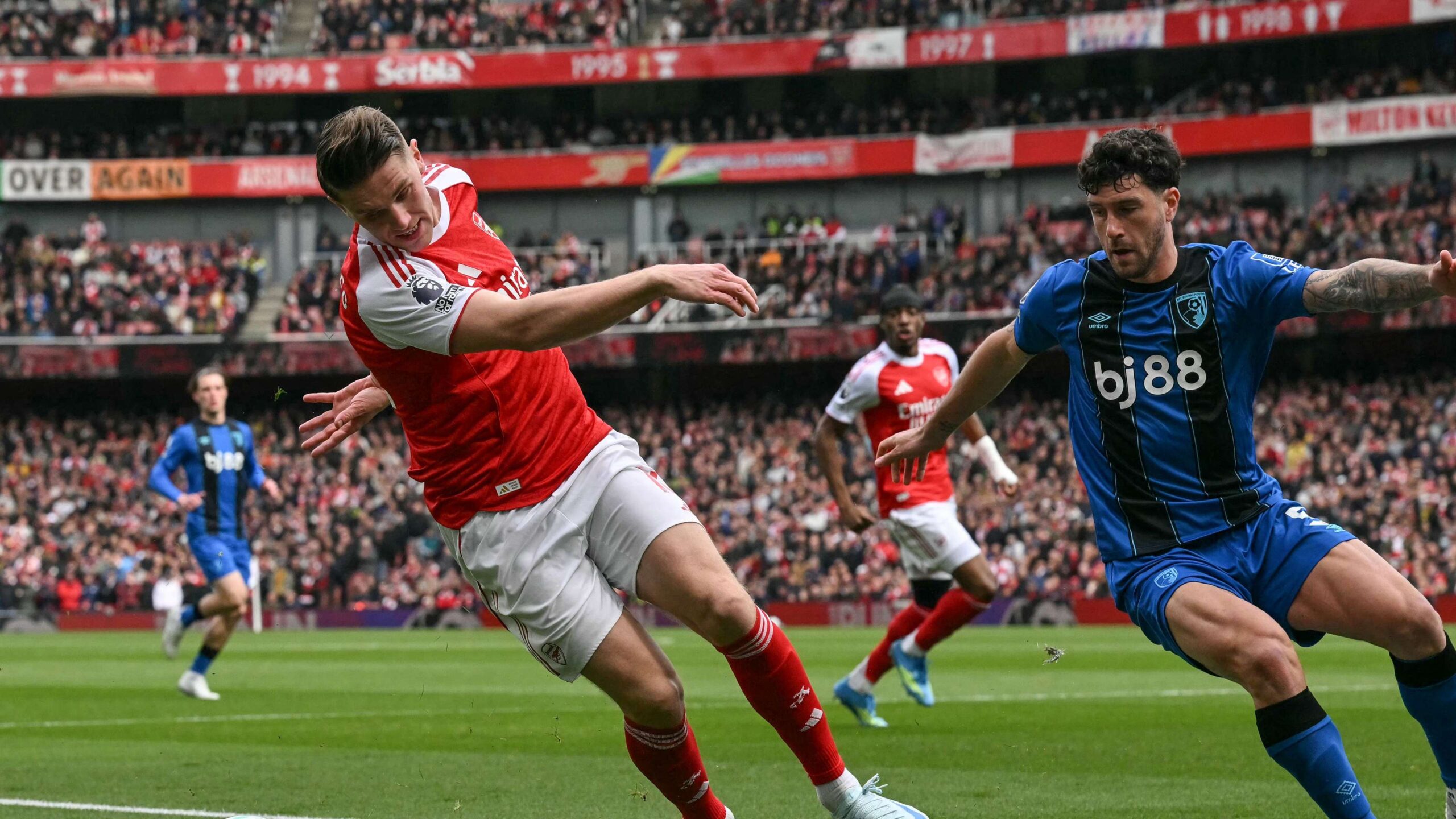 ลุ้นแชมป์พรีเมียร์ลีกเปิดกว้างหลังความพ่ายแพ้ที่เอมิเรตส์