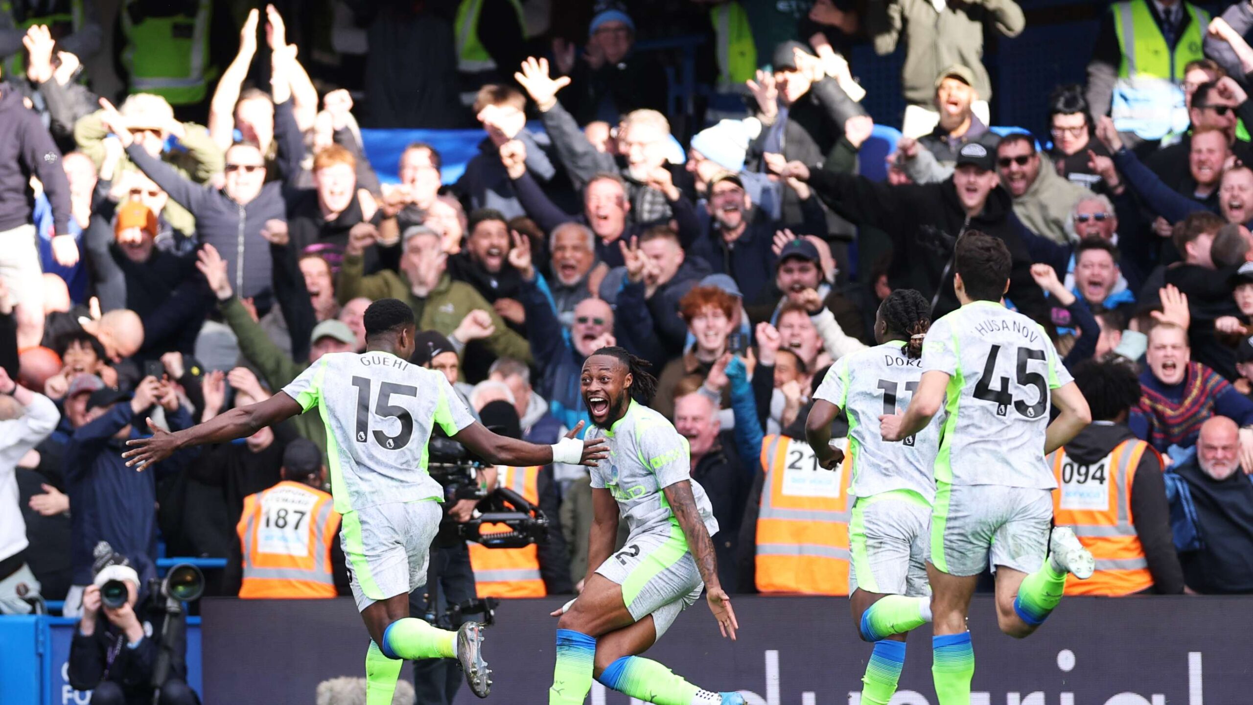 ลุ้นแชมป์พรีเมียร์ลีกเข้มข้น! แมนเชสเตอร์ ซิตี้ บุกถล่มเชลซี 3-0 หลังอาร์เซนอลสะดุด