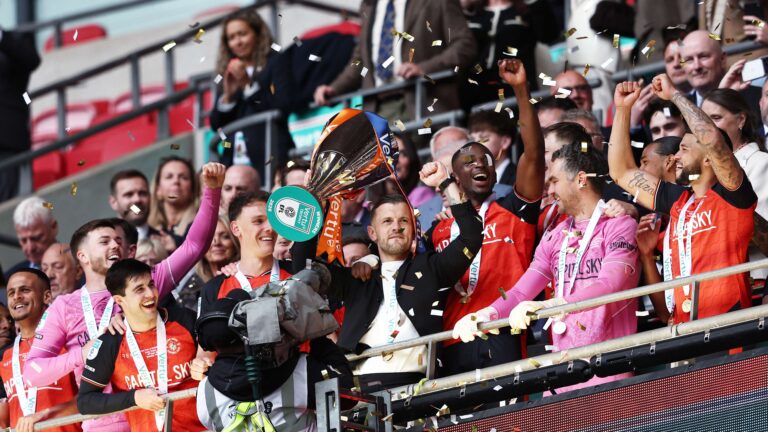 แจ็ค วิลเชียร์นำ ลูตัน ทาวน์ คว้าแชมป์ถ้วยเวอร์ตู โทรฟี ในฤดูกาลแรกฐานะผู้จัดการ