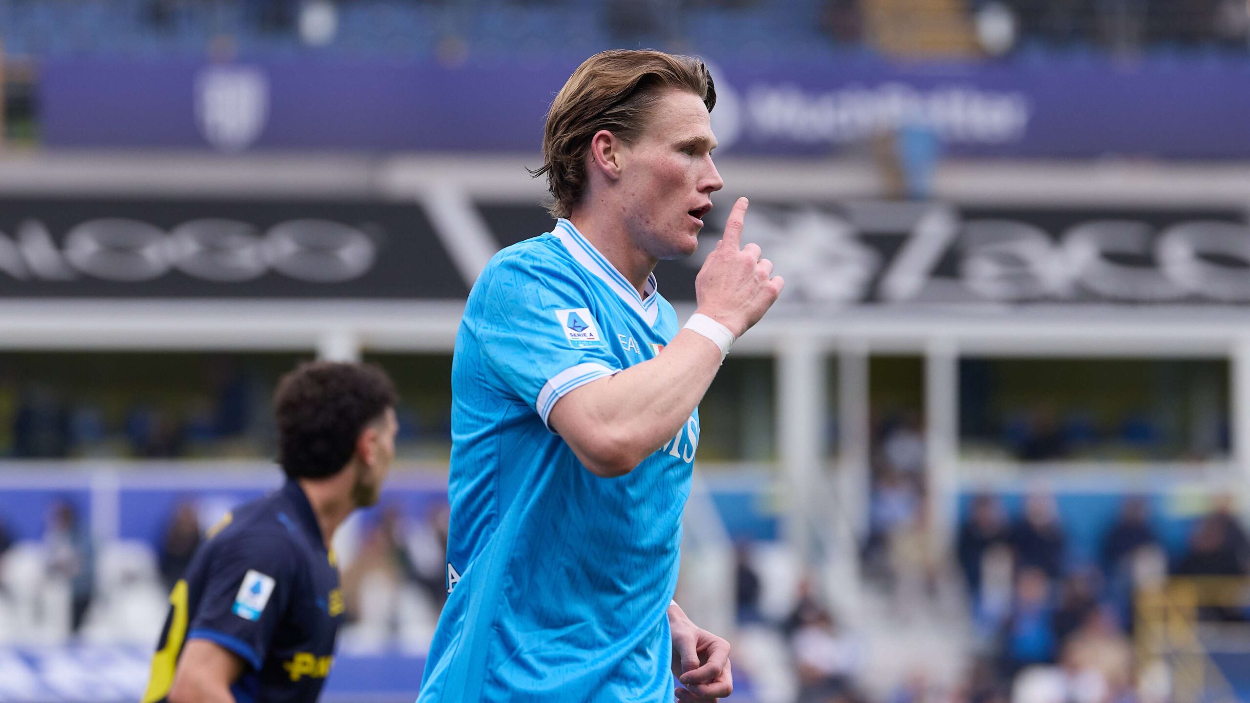 แม็คทอมินายซัดตีเสมอนาโปลีบุกเสมอปาร์ม่า 1-1 ลุ้นแชมป์เซเรีย อา