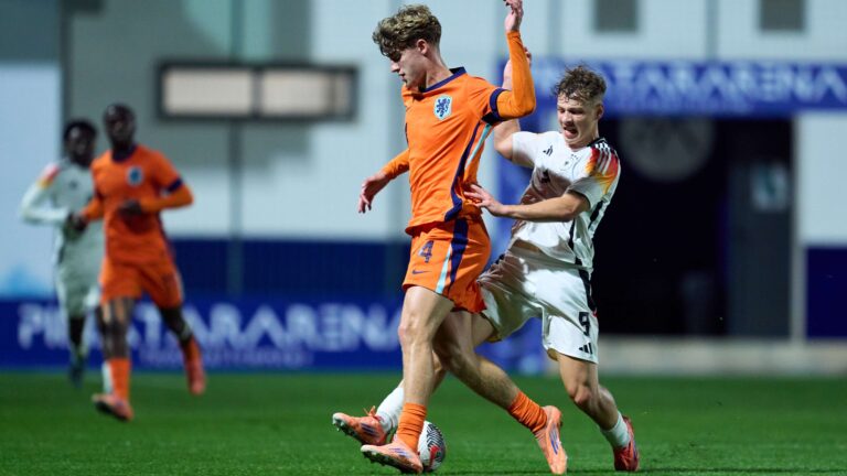 เชลซี และ บาร์เซโลนา จับตา รุด นิยสตาด กองหลังดาวรุ่ง เอฟซี เทนเต้ ก่อนเปิดเจรจาสัญญา