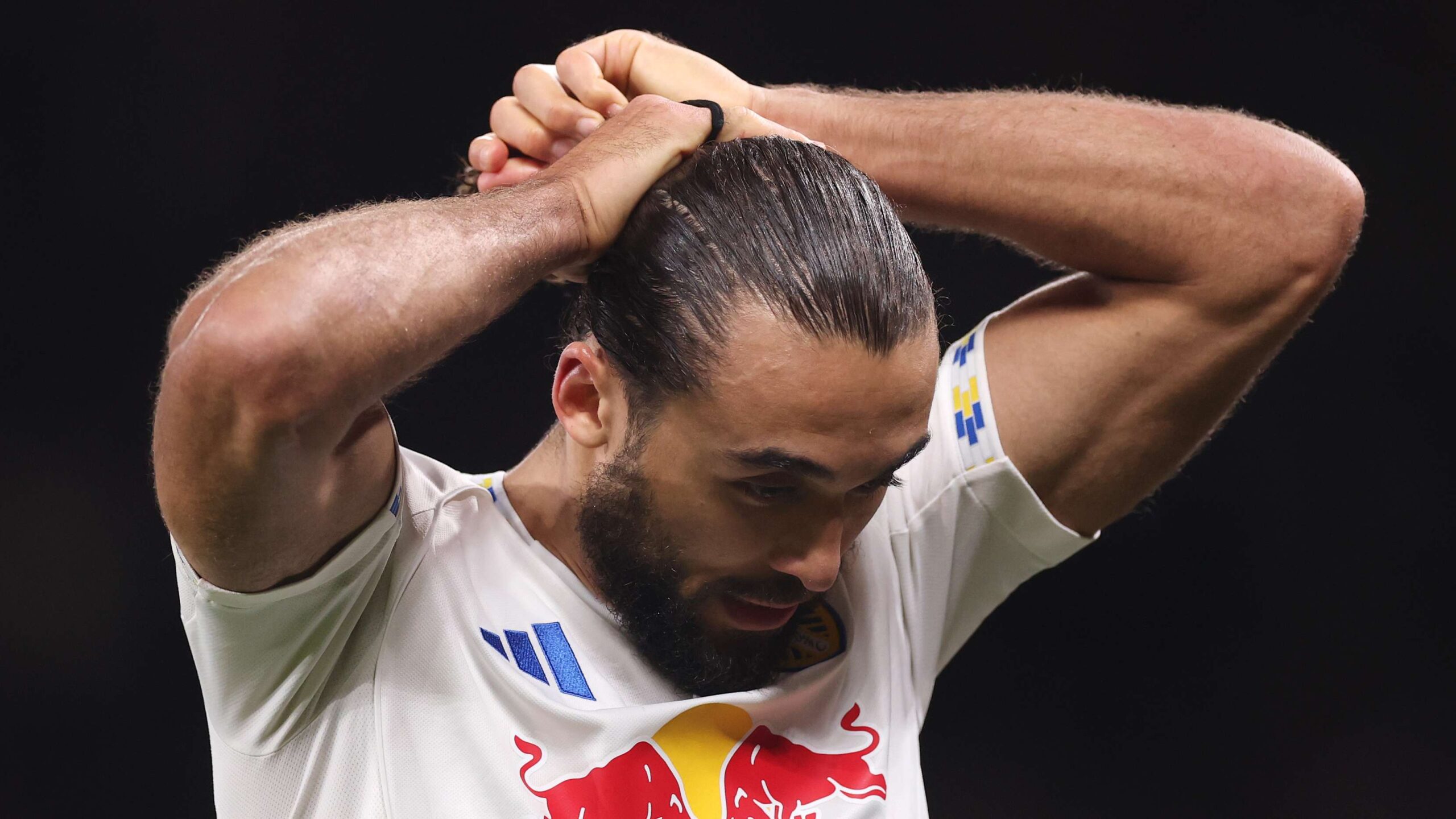 ลีดส์ ยูไนเต็ด บุกชนะ แมนเชสเตอร์ ยูไนเต็ด 2-1 คาลเวิร์ต-เลวินเผยไม่ถือโกรธหลังเหตุถูกรวบผม