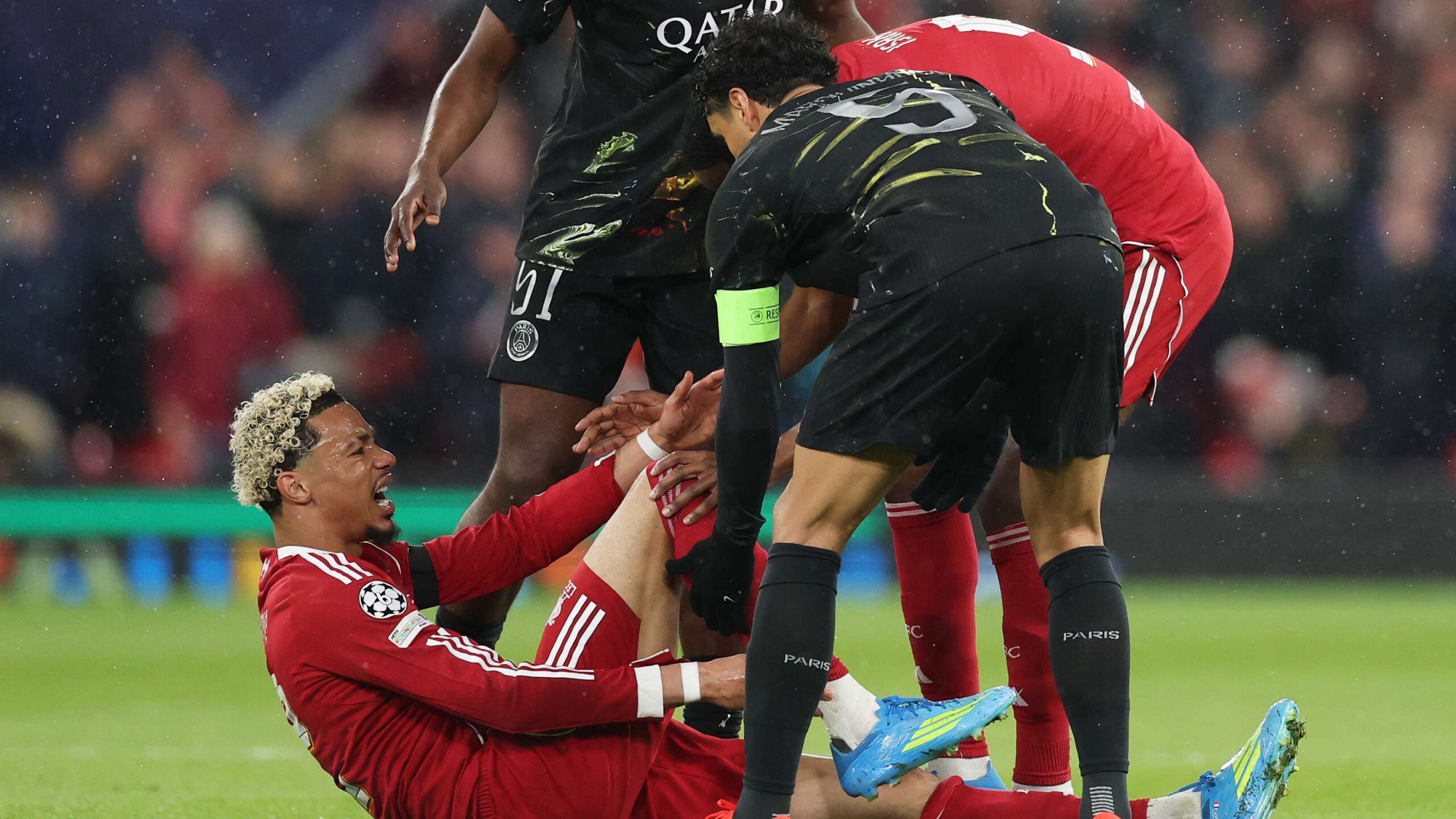 หายนะที่แอนฟิลด์: ฮูโก้ เอ็กตีเก บาดเจ็บสาหัสถูกหามออกในครึ่งแรก พบ ปารีส แซงต์-แชร์กแมง