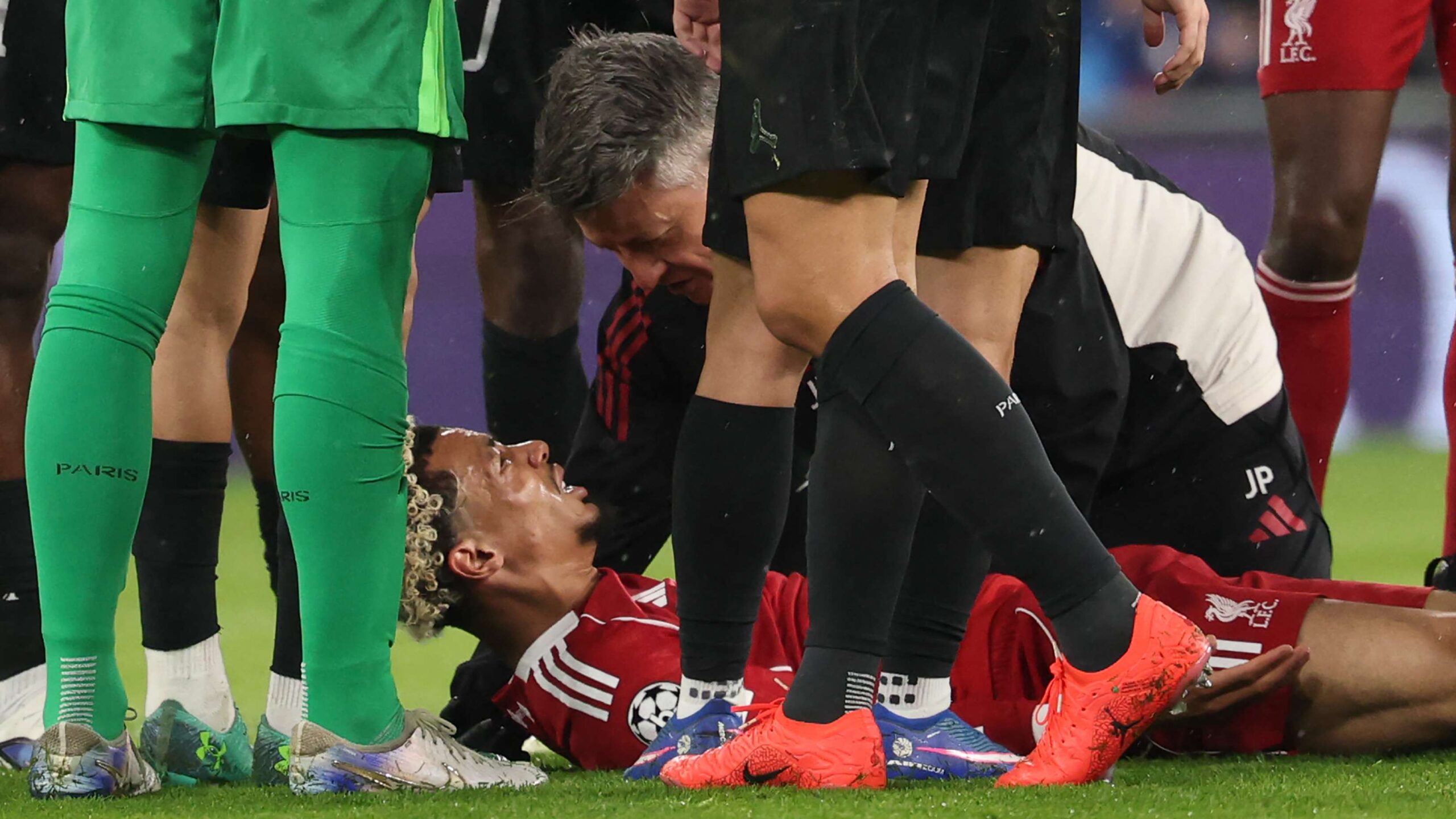 อาร์เน่ สลอท เผยอาการบาดเจ็บของ ฮูโก้ เอคิติเก ไม่สู้ดี พร้อมอธิบายการถอด อเล็กซานเดอร์ อีซาค ใน halftime หลัง ลิเวอร์พูล พ่าย ปารีส แซงต์-แชร์กแมง ใน ยูฟ่าแชมเปียนส์ลีก