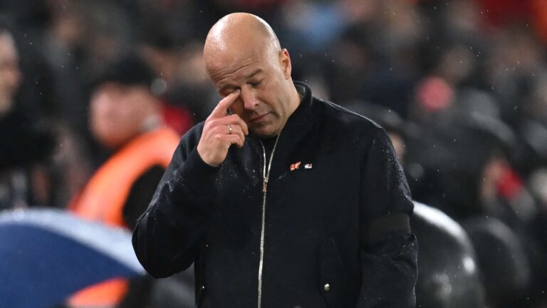 กุนซือลิเวอร์พูล อาร์เน ซล็อต ถูกวิจารณ์อย่างหนัก หลังเลือกใช้งาน อเล็กซานเดอร์ อีซาค ในเกมแพ้ เปแอสเช