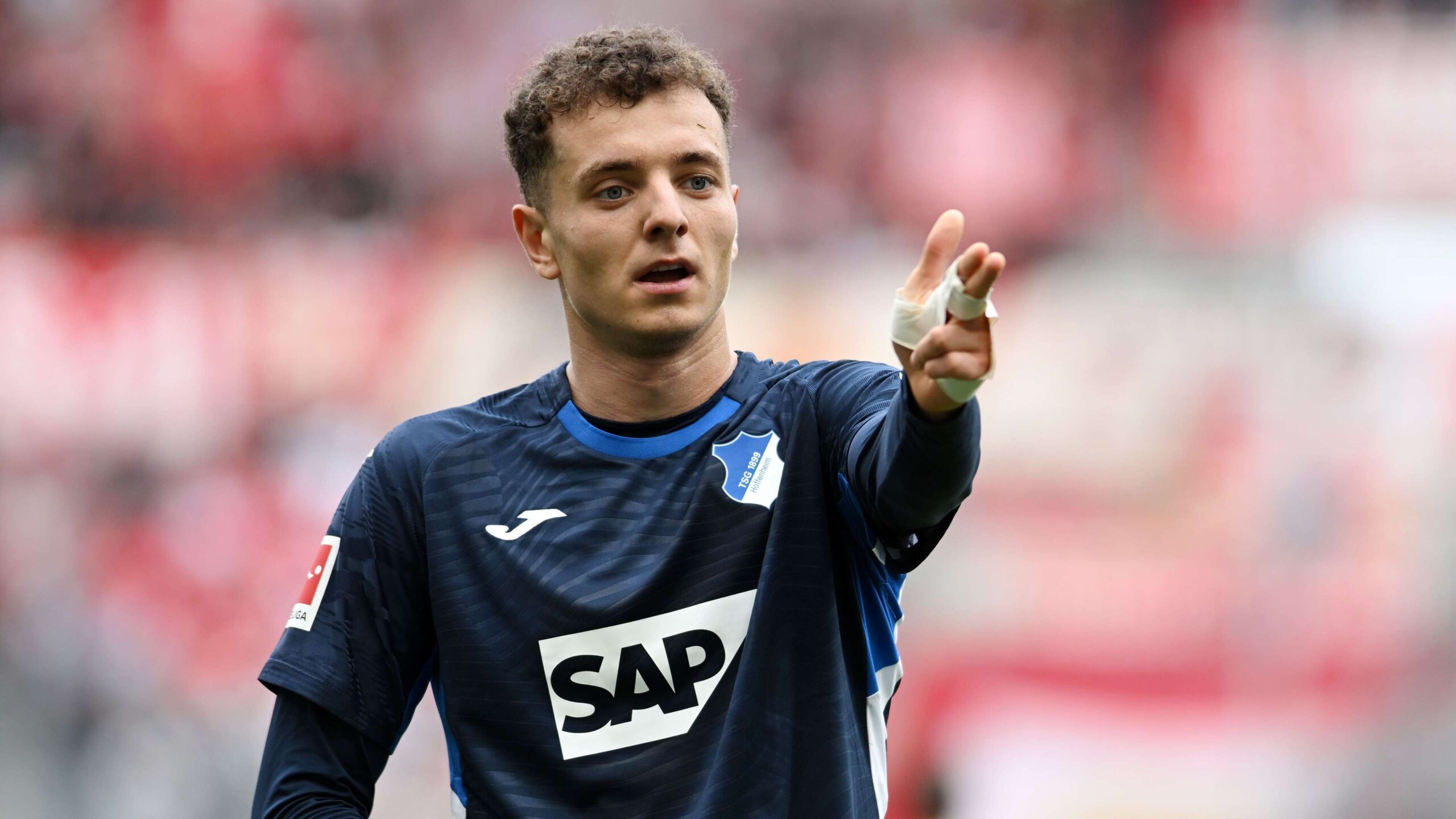 ฟิส닉 อัสลลานี ดาวรุ่งฮอฟเฟ่นไฮม์ เปิดใจถึงความฝันชิงแชมเปียนส์ลีก ขณะที่บาร์เซโลนา เชลซี และทอตแน่ม ฮอตสเปอร์ จับตาอยู่