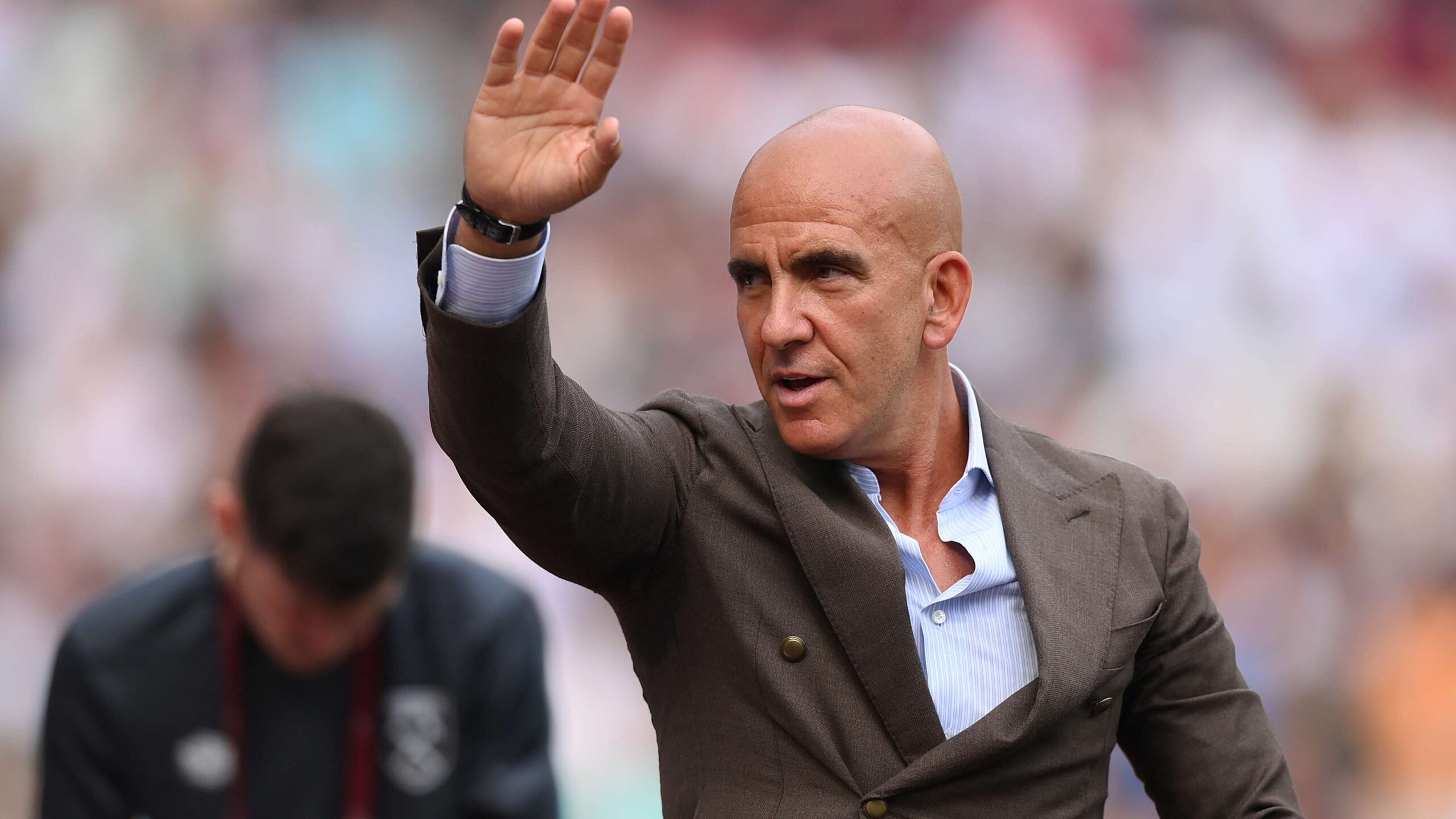 วิดีโอเหตุการณ์น่าตื่นเต้น! พาโล ดิ คานิโอ เจ็บศีรษะแตกบนโต๊ะระหว่างถ่ายทอดสดยูฟ่า แชมเปียนส์ ลีก ฟาบิโอ คาเปลโล ช่วยเหลือทันที