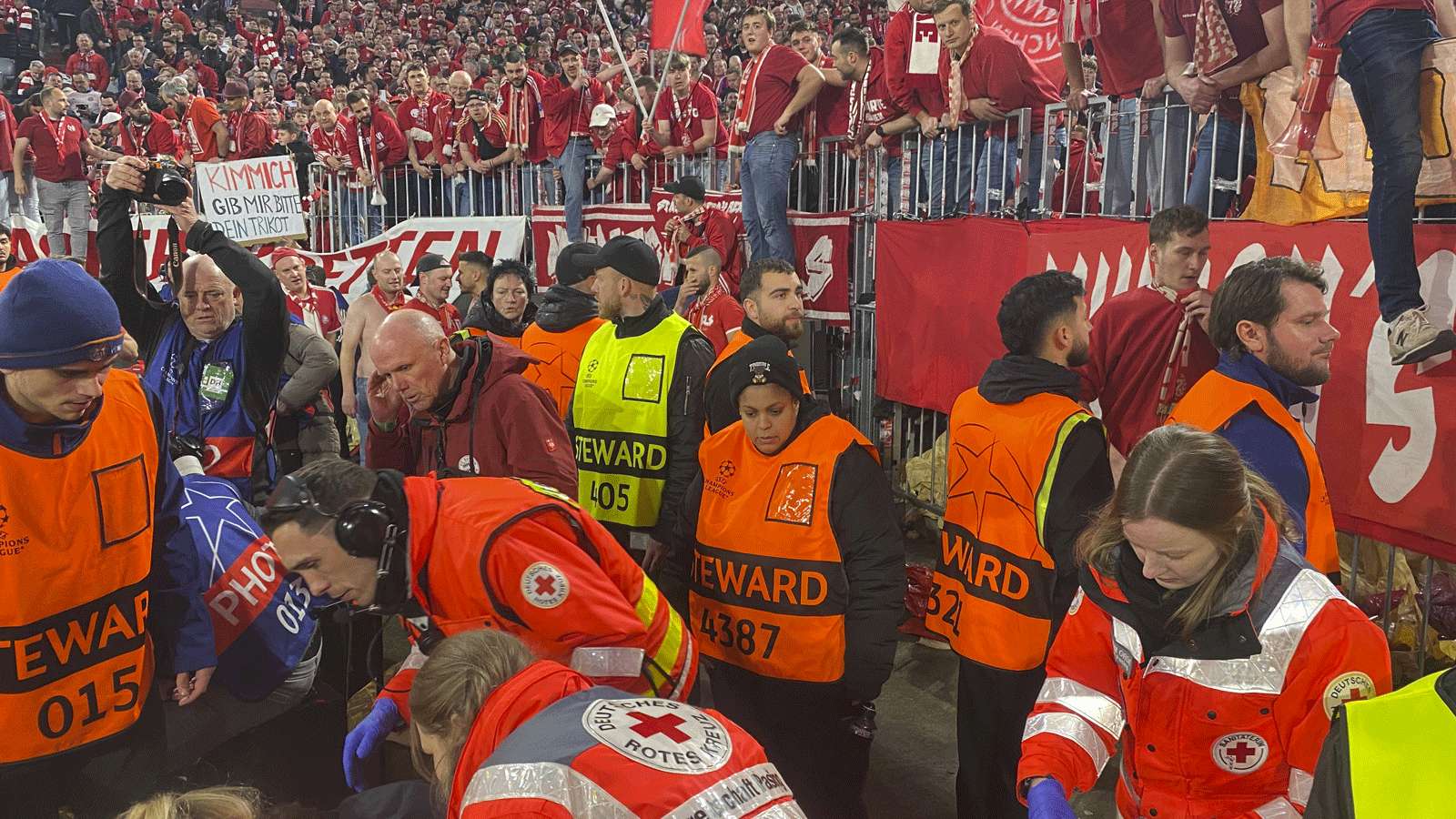 แฟนบอล บาเยิร์น มิวนิค บุกสนาม ทำร้ายช่างภาพสลบ หลังไมเคิล อลิส ทำประตูชัยช่วงท้าย พบ เรอัล มาดริด