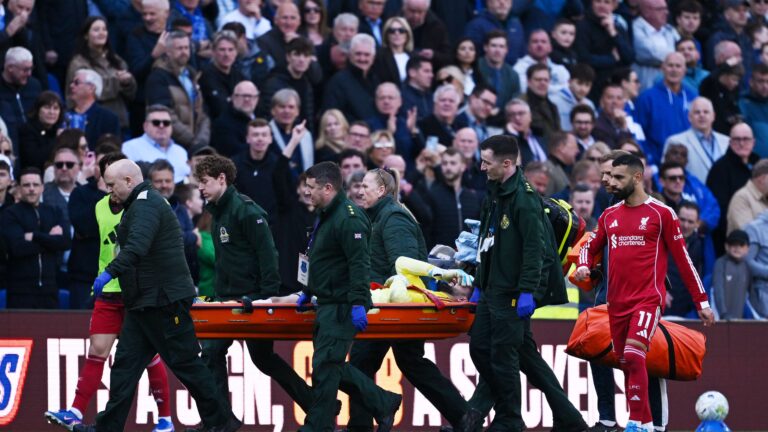 มหันต์บาดเจ็บของลิเวอร์พูล จอร์จี้ มามาร์ดาชวิลี ถูกหามออกจากสนามระหว่างเกมกับเอฟเวอร์ตัน เผย อาร์เน สล็อต เผชิญวิกฤตผู้รักษาประตู
