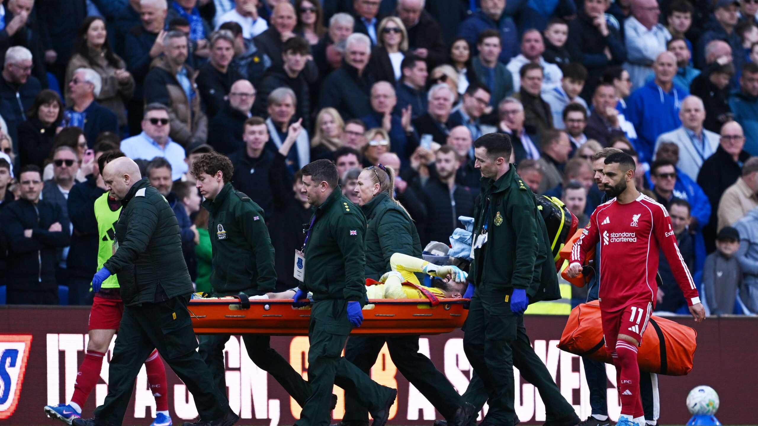 มหันต์บาดเจ็บของลิเวอร์พูล จอร์จี้ มามาร์ดาชวิลี ถูกหามออกจากสนามระหว่างเกมกับเอฟเวอร์ตัน เผย อาร์เน สล็อต เผชิญวิกฤตผู้รักษาประตู