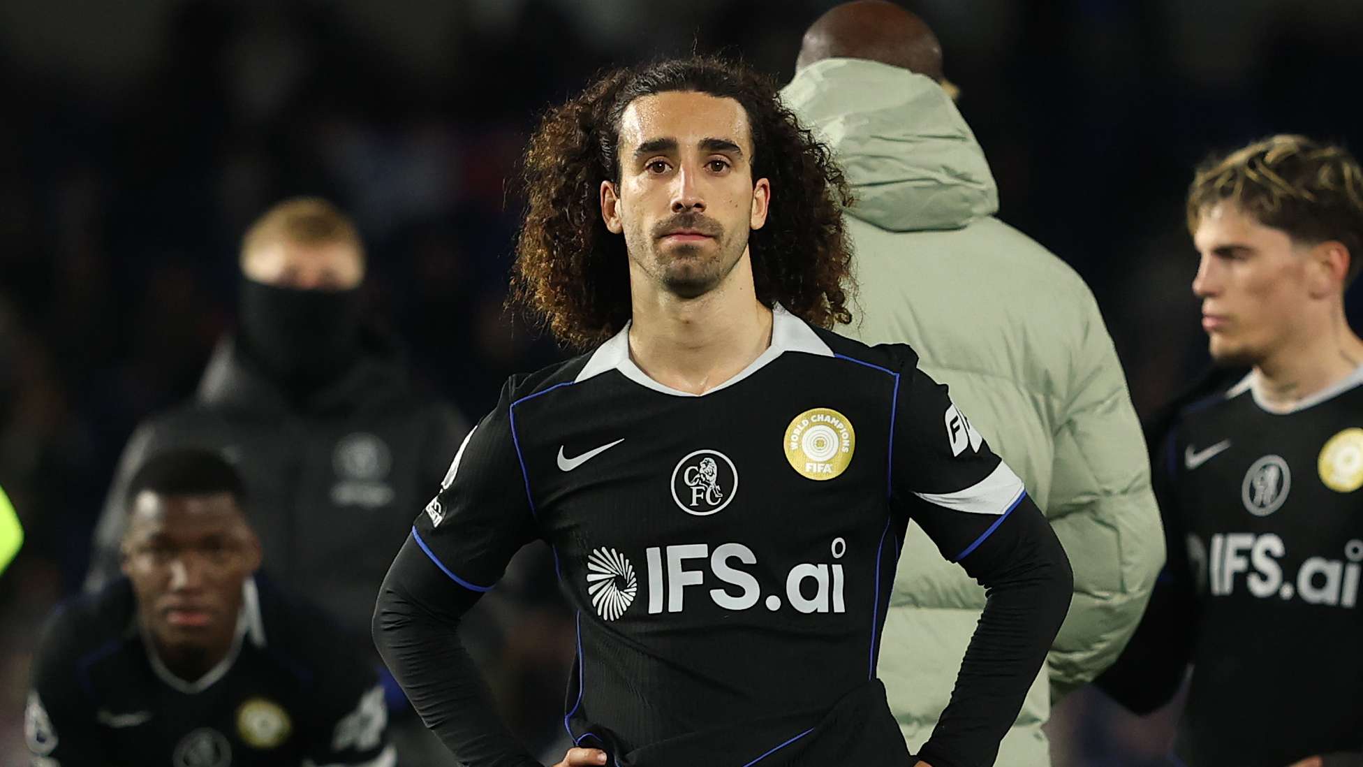 ช่างตัดผมของ มาร์ก คูคูเรยลา หลุดข้อมูลทีมเชลซี ก่อนเกมพบไบรท์ตัน เพียงไม่กี่ชั่วโมงก่อนการยืนยันของ ลีย์ โรเซนีออร์