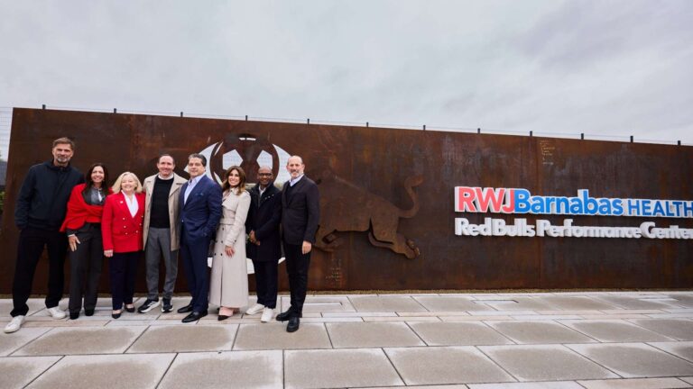 นิวยอร์ก เรดบูลส์ เปิดศูนย์ฝึกฟุตบอลมูลค่า 112 ล้านดอลลาร์ แขกรับเชิญร่วมงาน และทีเยรี่ อองรี