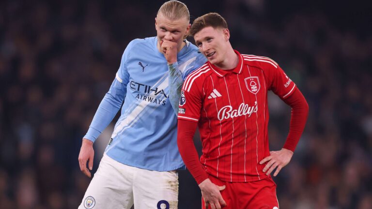 แมนเชสเตอร์ ซิตี้ อยู่ในตำแหน่งจ่าฝูงล่าตัว เอเลียต อันเดอร์สัน ก่อน แมนเชสเตอร์ ยูไนเต็ด