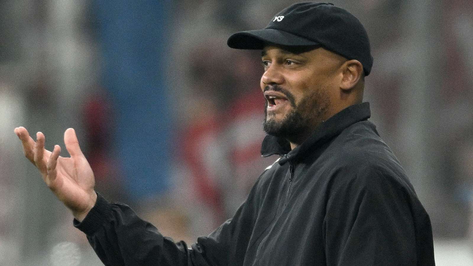 สามนักเตะอยู่ในสายตา: วินเซนต์ คอมปานีชมศึกเดเอฟบีโปคาลรอบรองชนะเลิศระหว่างสตุ๊ตการ์ทกับเอสซี ฟรายเบิร์ก